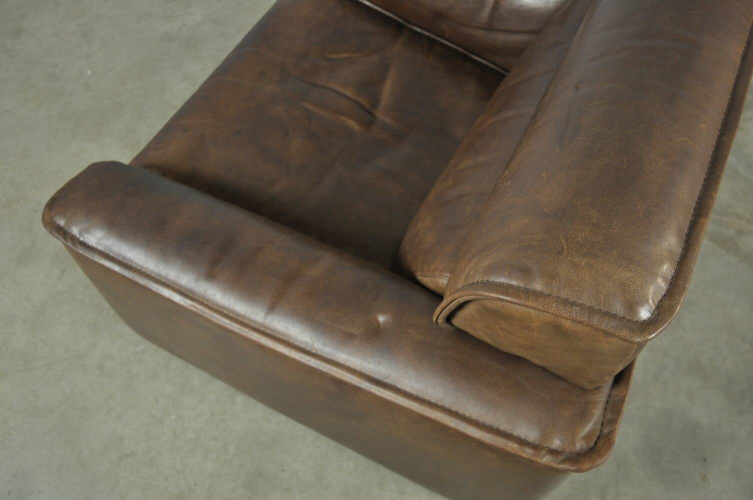 Buffalo leather vintage brutalist armchair by hugo de ruiter, leolux, 1970s