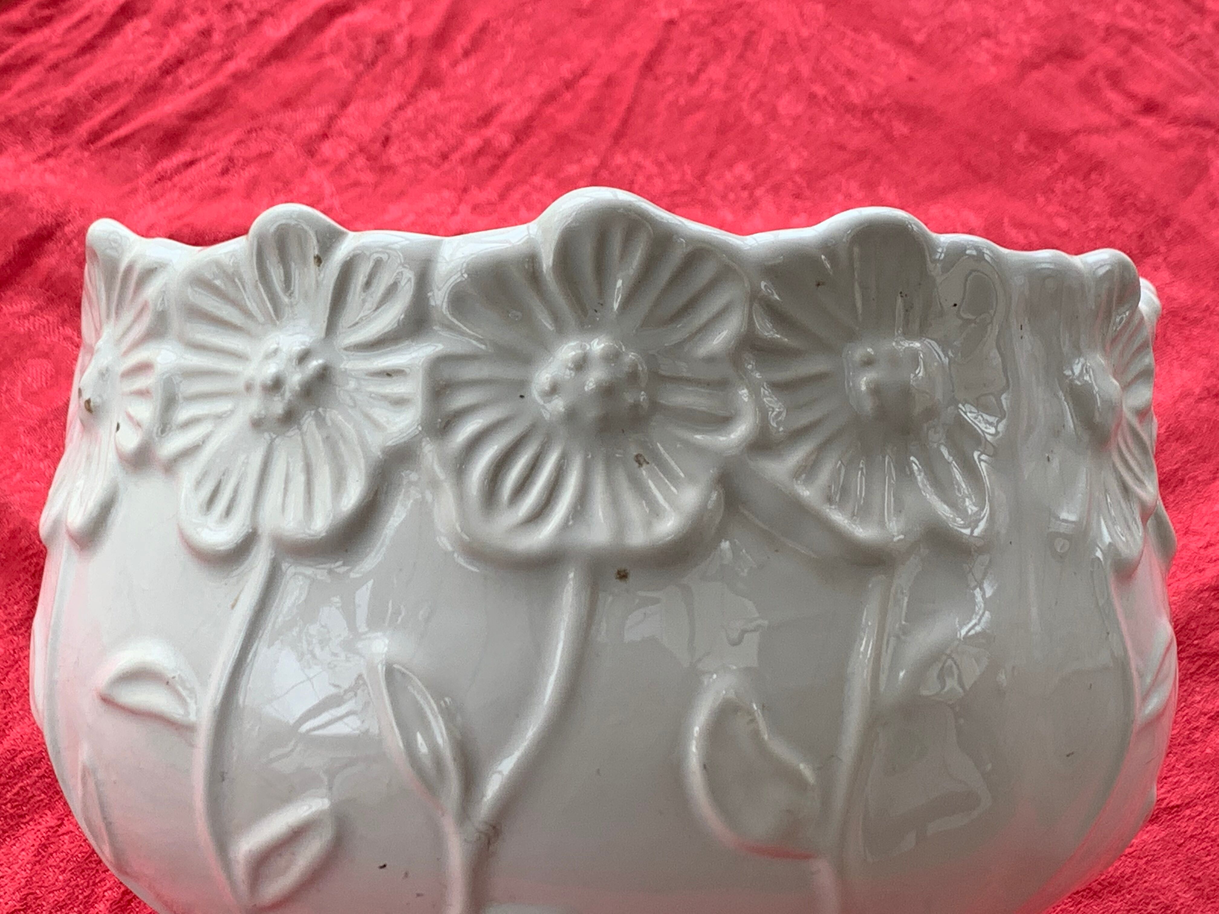 Pot cover slurry in glazed ceramic white vintage floral pattern
