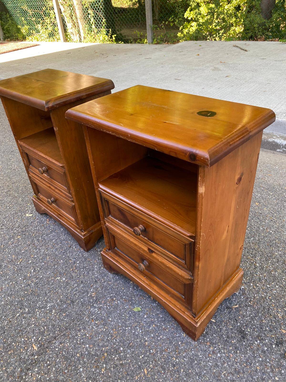 2 tables de chevet en pin massif style Louis XIV