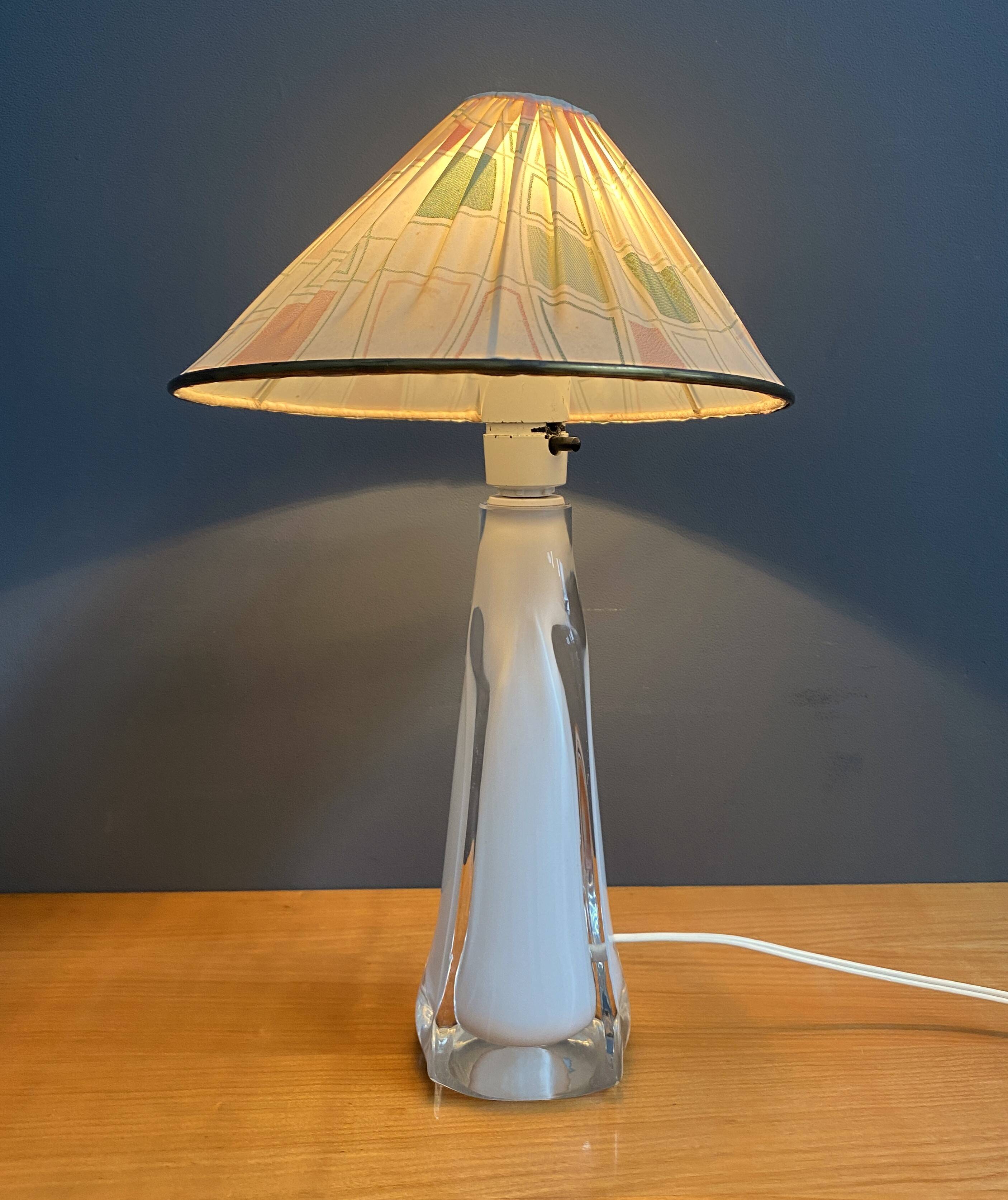 Lampe de table en verre blanc, années 60