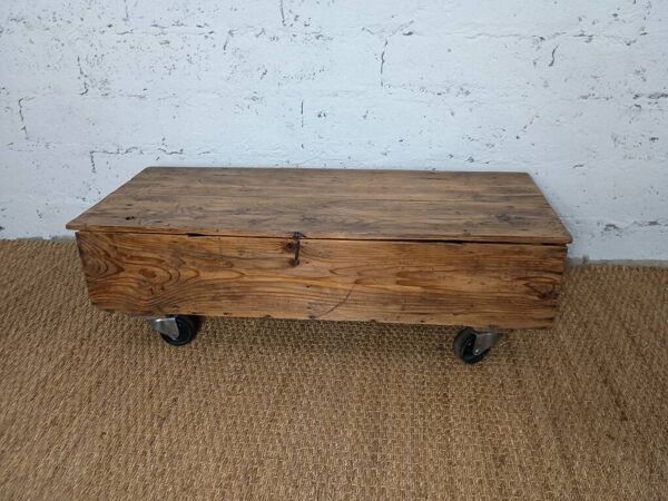 Table basse rustique sur roulettes