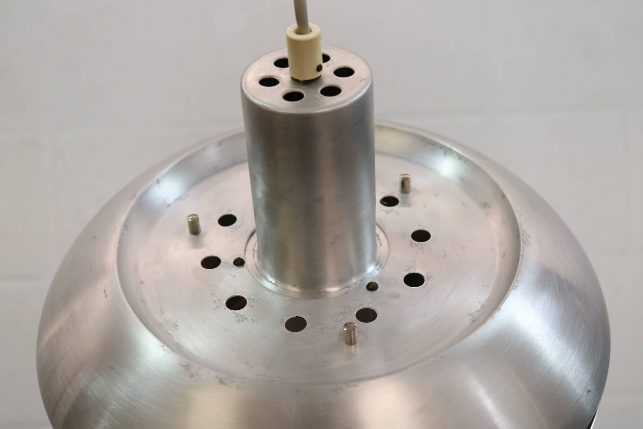 Ancienne lampe de design danois de l'ère spatiale en aluminium avec intérieur orange.
