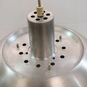 Ancienne lampe de design danois de l'ère spatiale en aluminium avec intérieur orange.