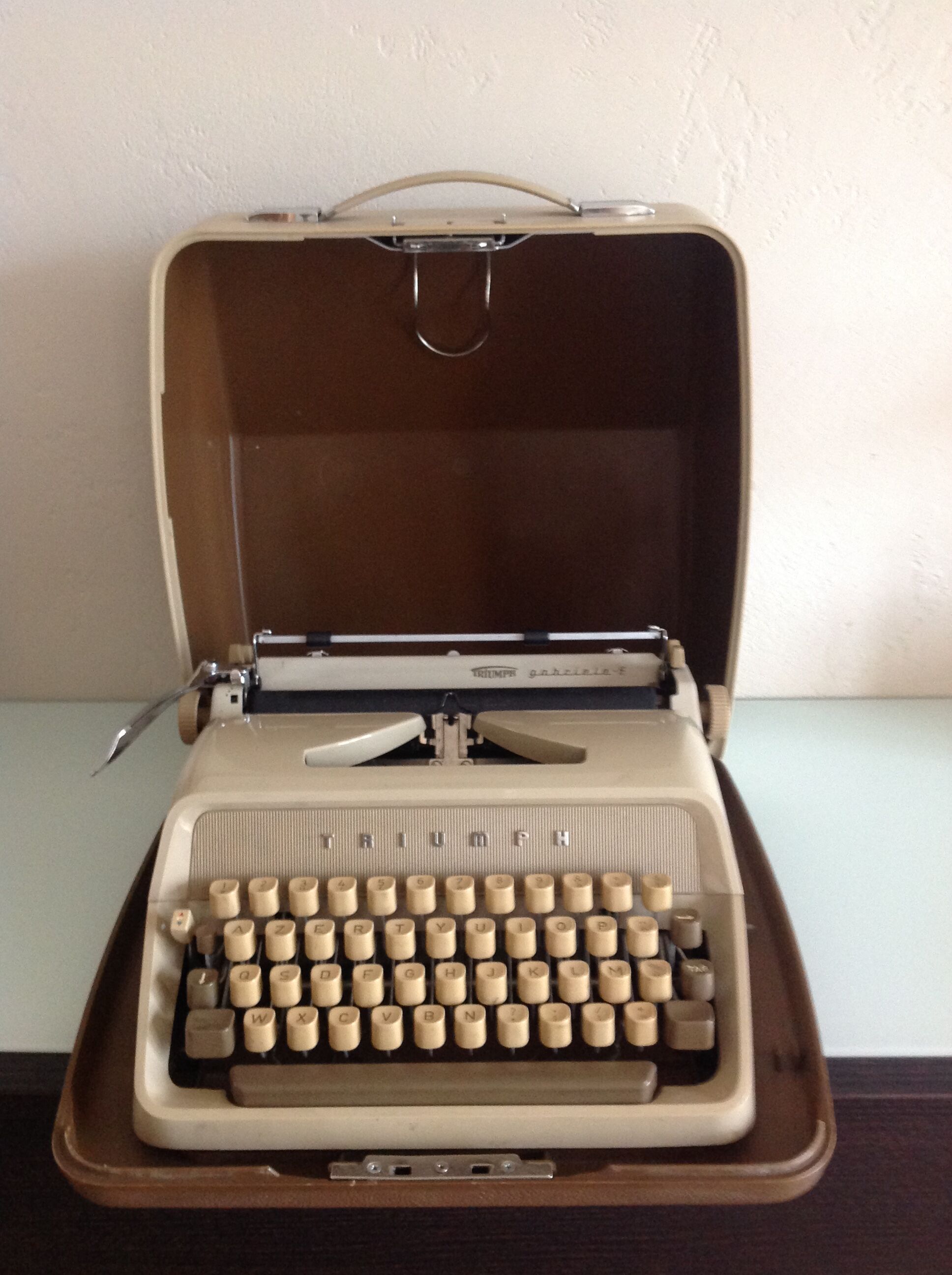 Triumph Gabriele E beige/ vintage 60s writing machine