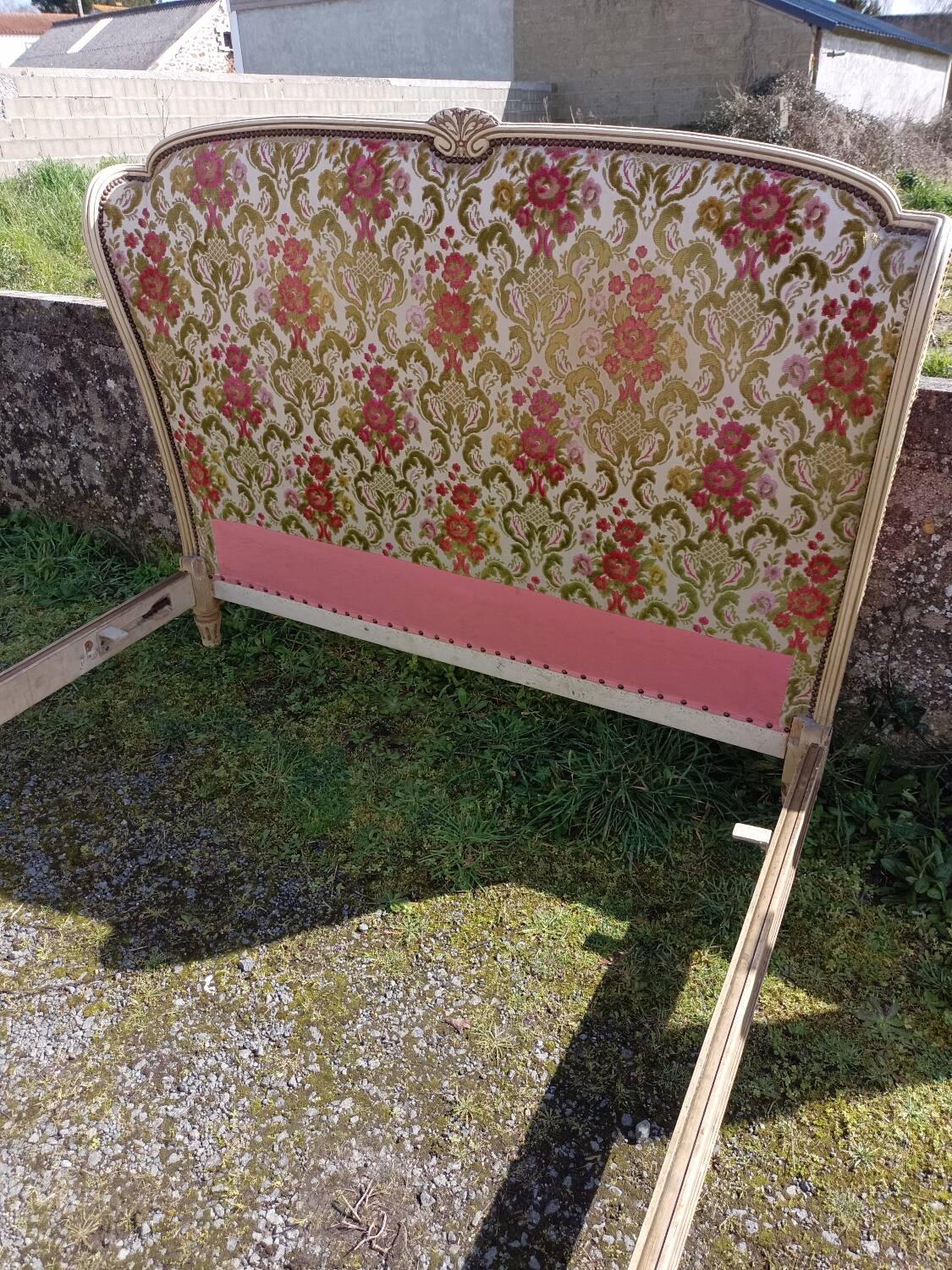 L VI upholstered bed