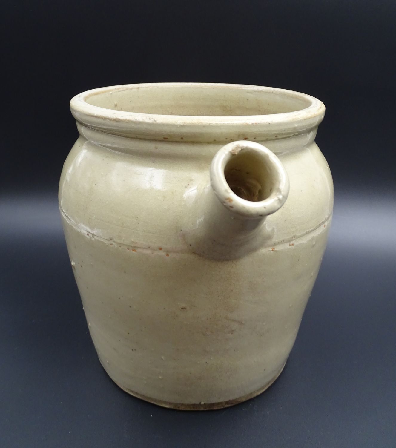 Grease pot with burgundy sandstone spout
