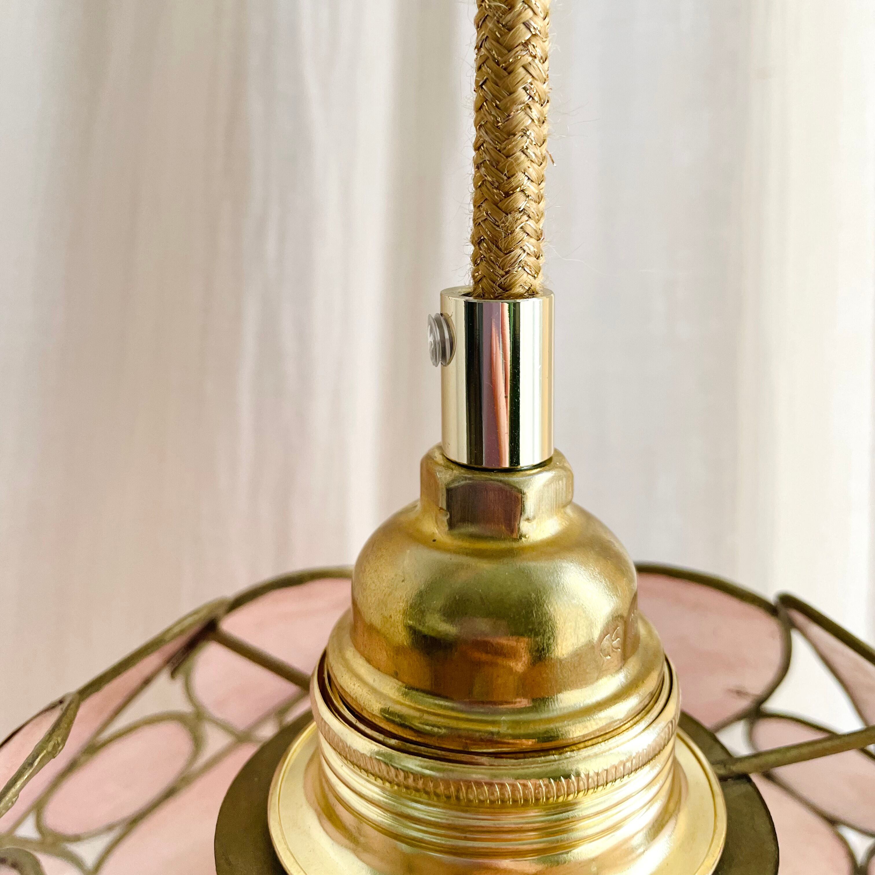 Pink mother-of-pearl suspension