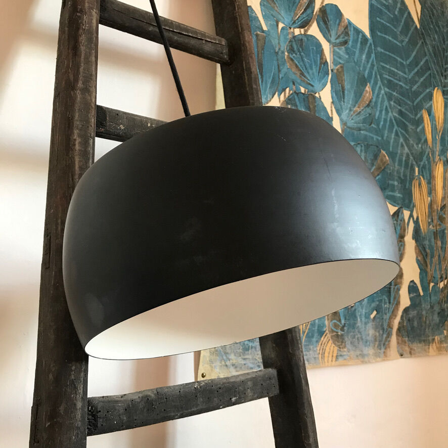 Black metal suspension