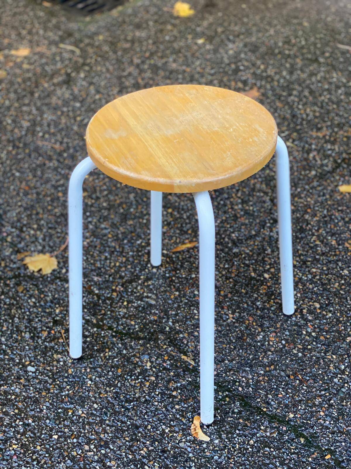Round Scandinavian stool in solid wood and white steel 1980