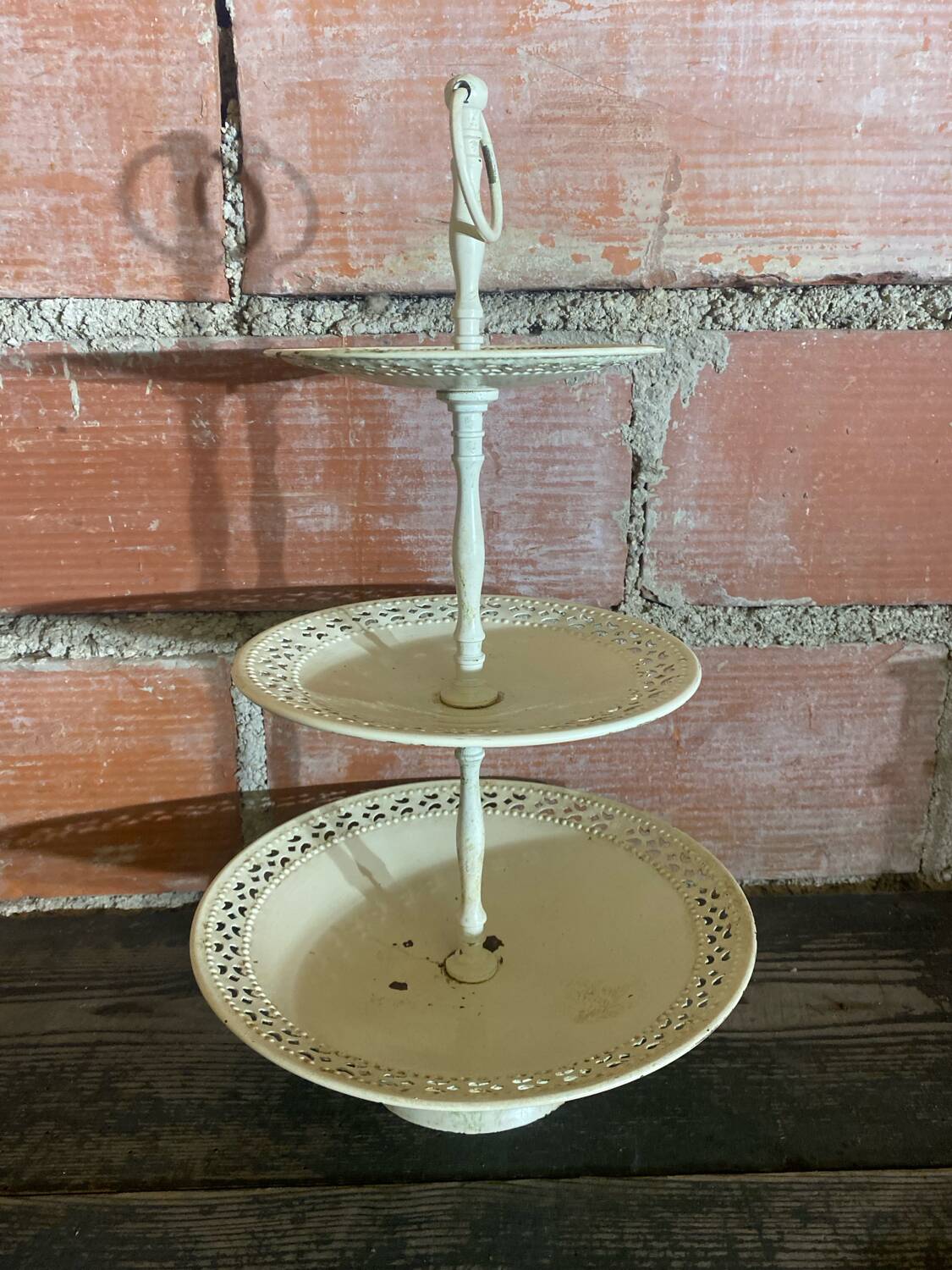 Présentoir à gâteaux 3 niveaux ancien en métal blanc