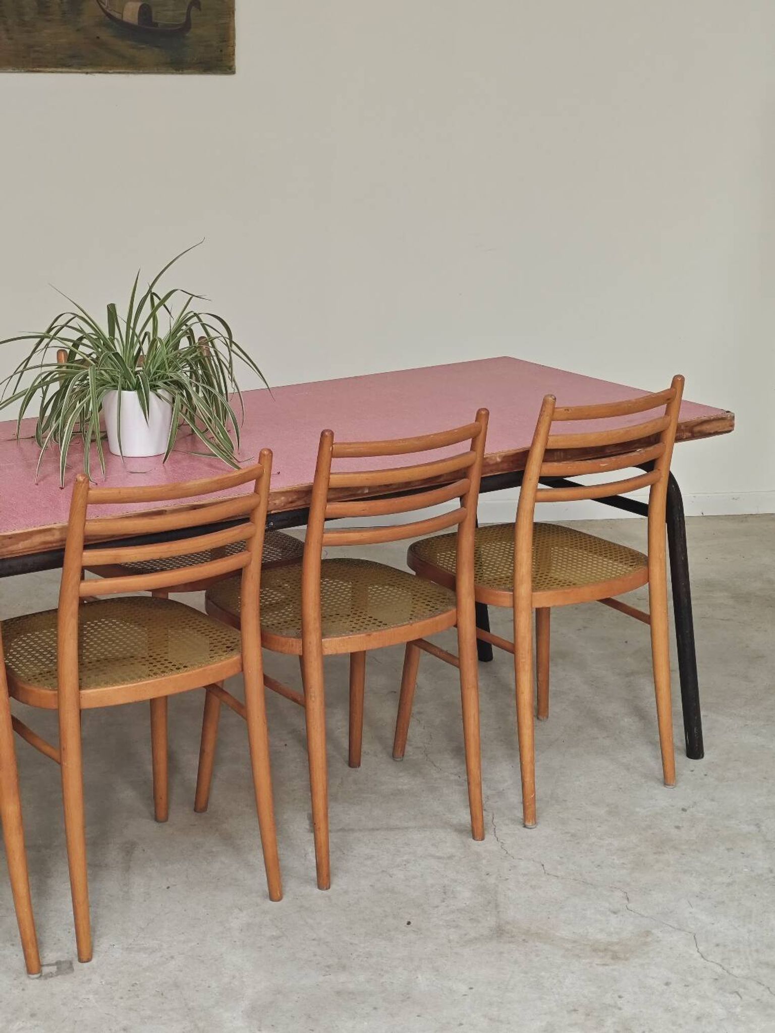 Table de réfectoire en formica rose et metal 1960