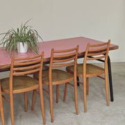 Table de réfectoire en formica rose et metal 1960