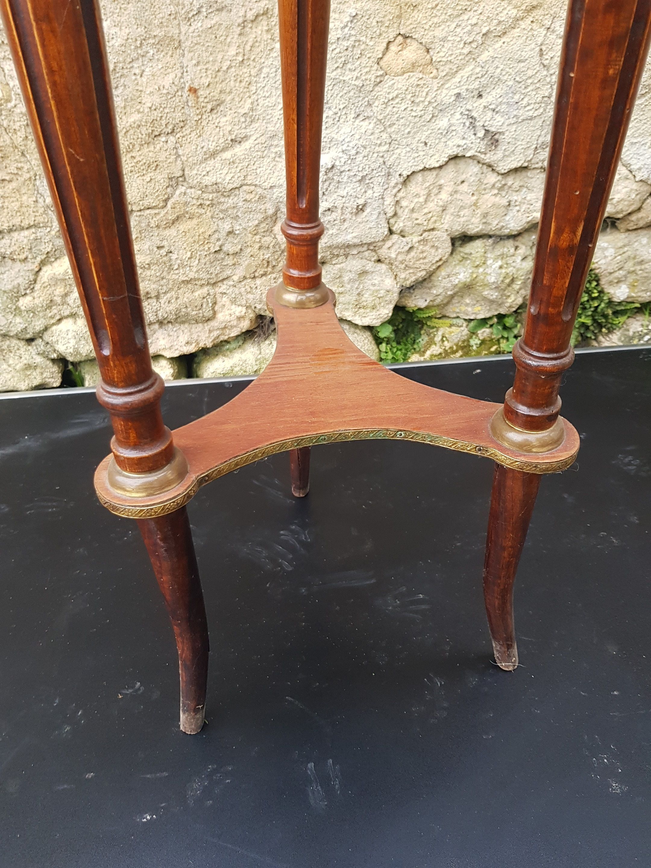 Very nice wooden pedestal