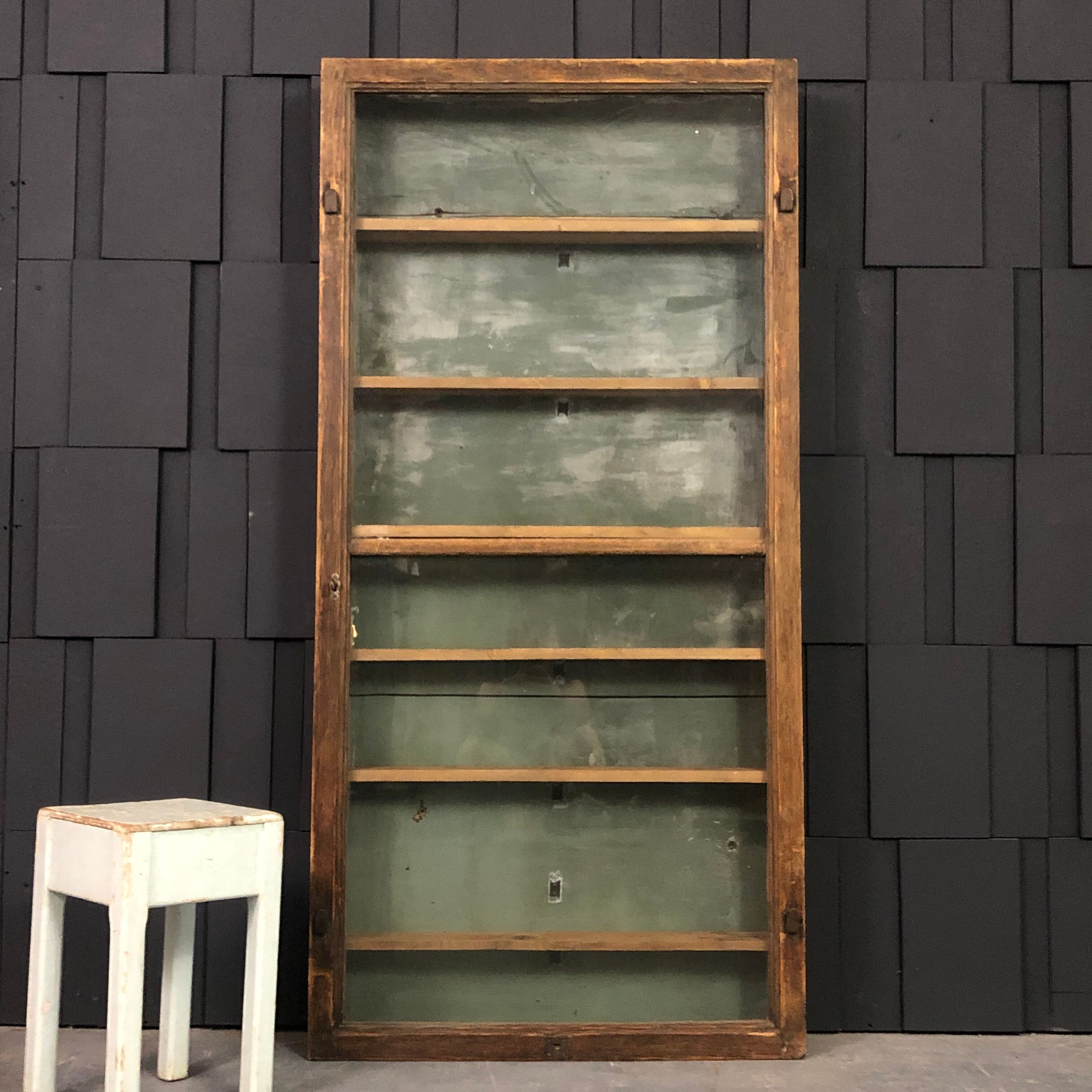 Ancienne vitrine de commerce en bois