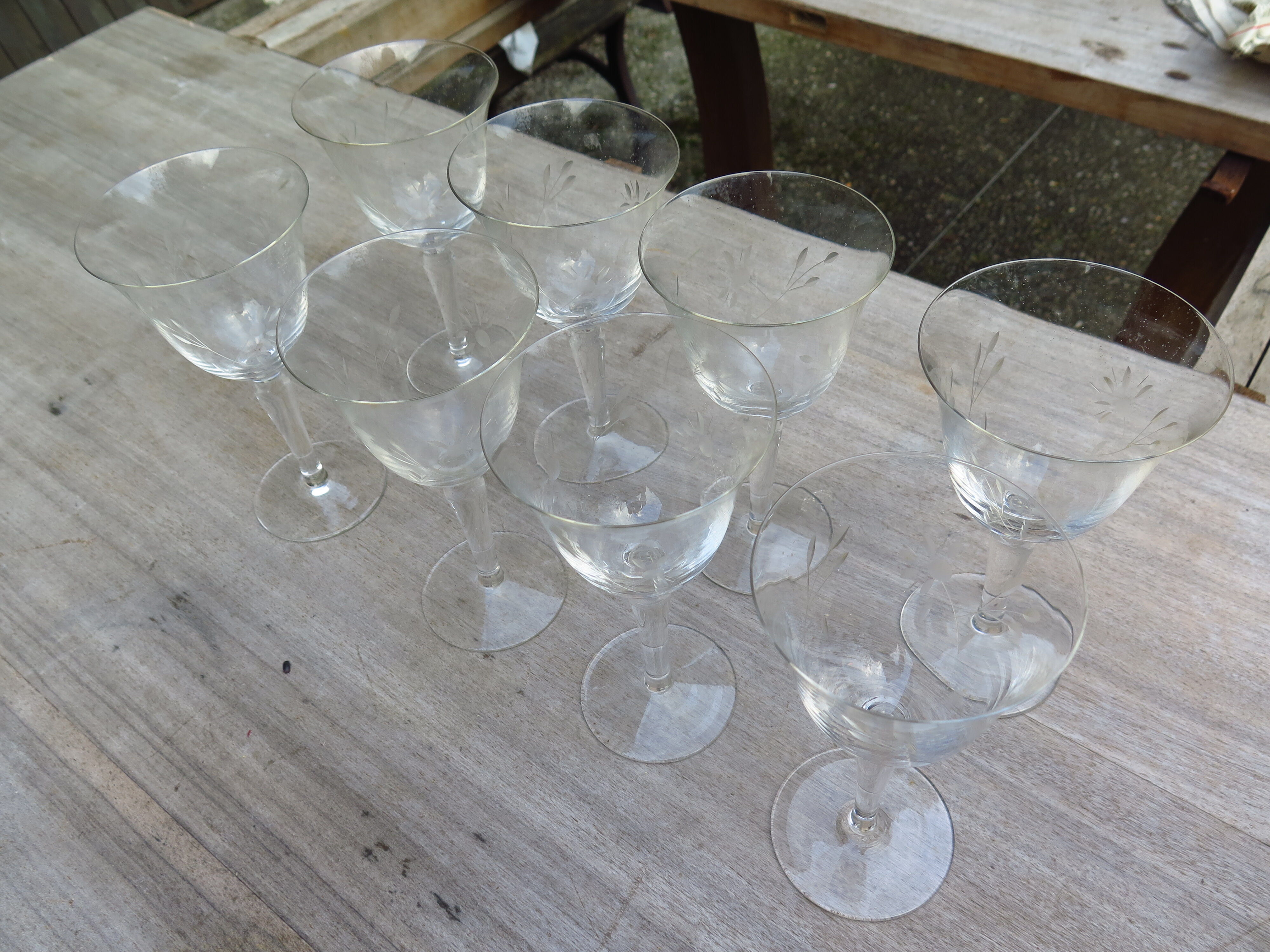 Set of 8 glasses in engraved crystal