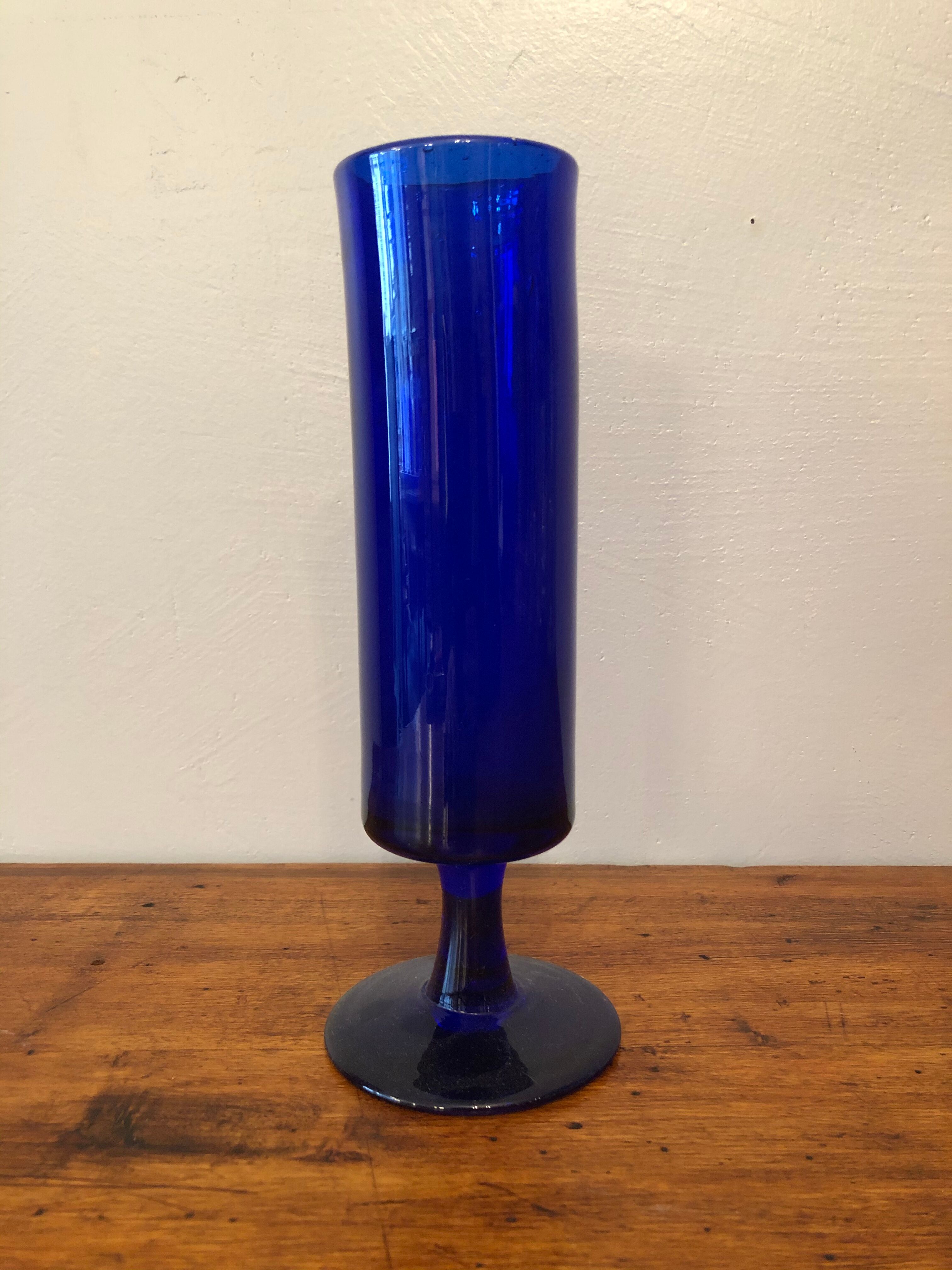 Vase en verre soufflé bleu