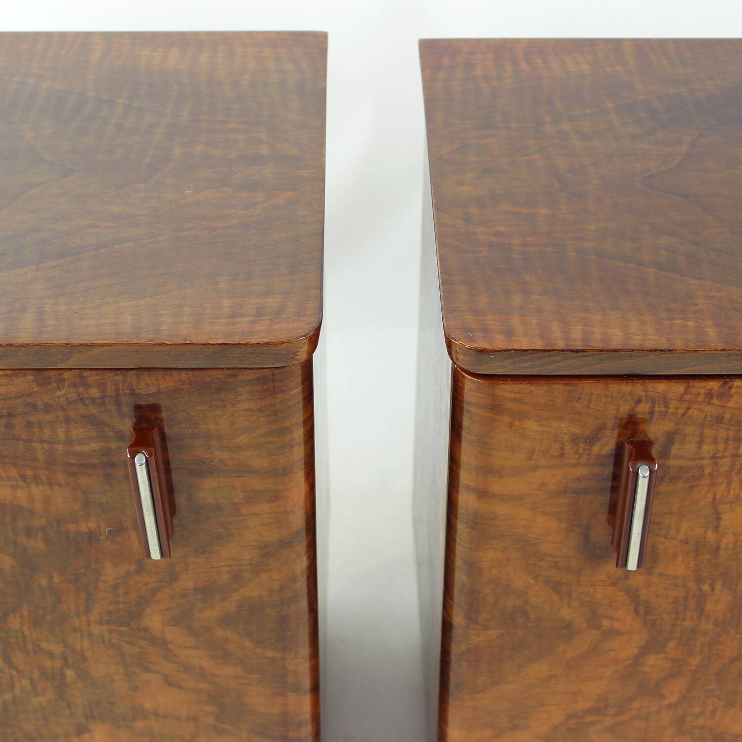 Tables de chevet cubiques du milieu du siècle en noyer, Tchécoslovaquie, années 1960, lot de 2