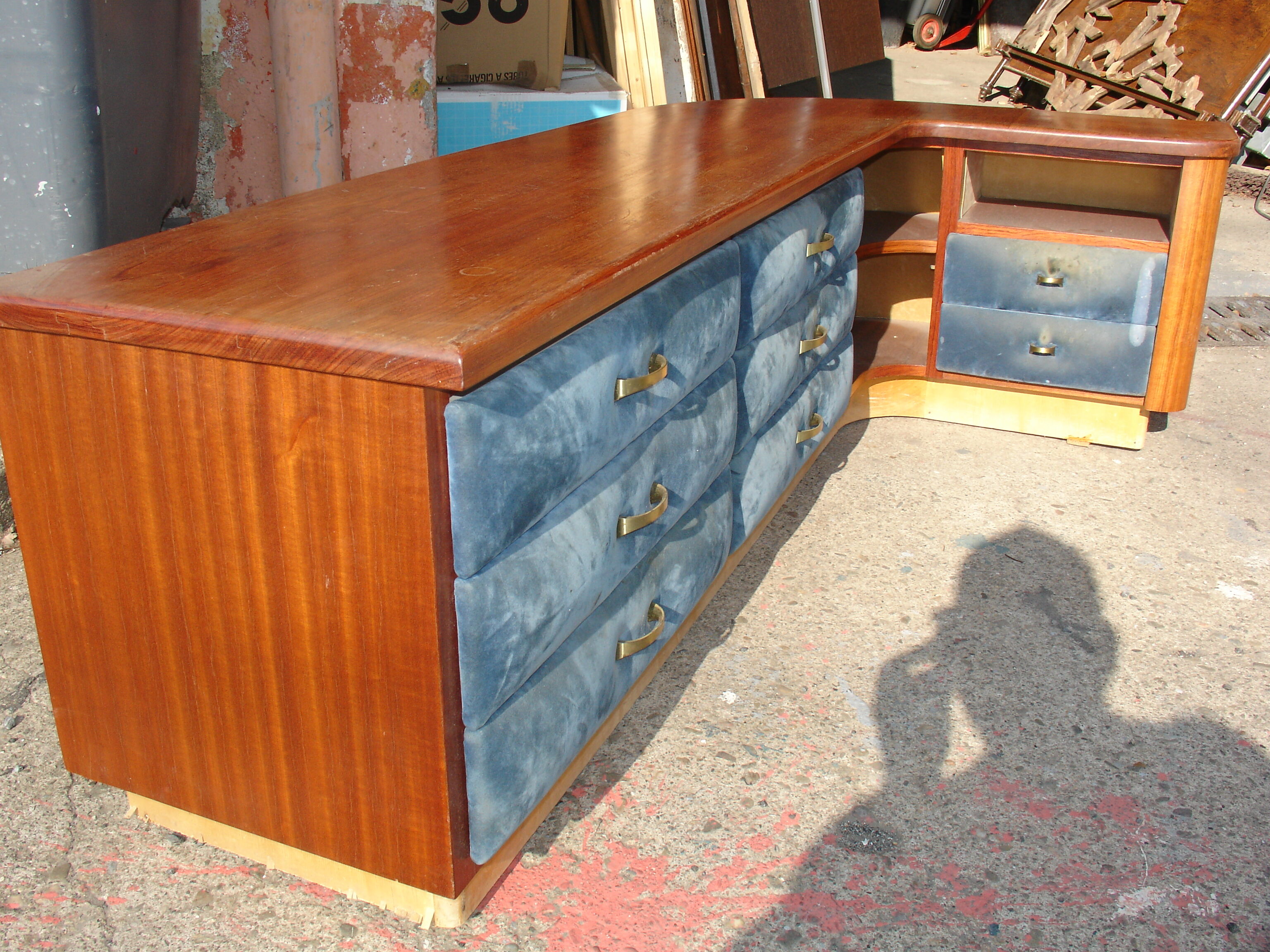 Meuble bas en angle en Pao Rosa Massif 8 Tiroirs Alcantara Bleu