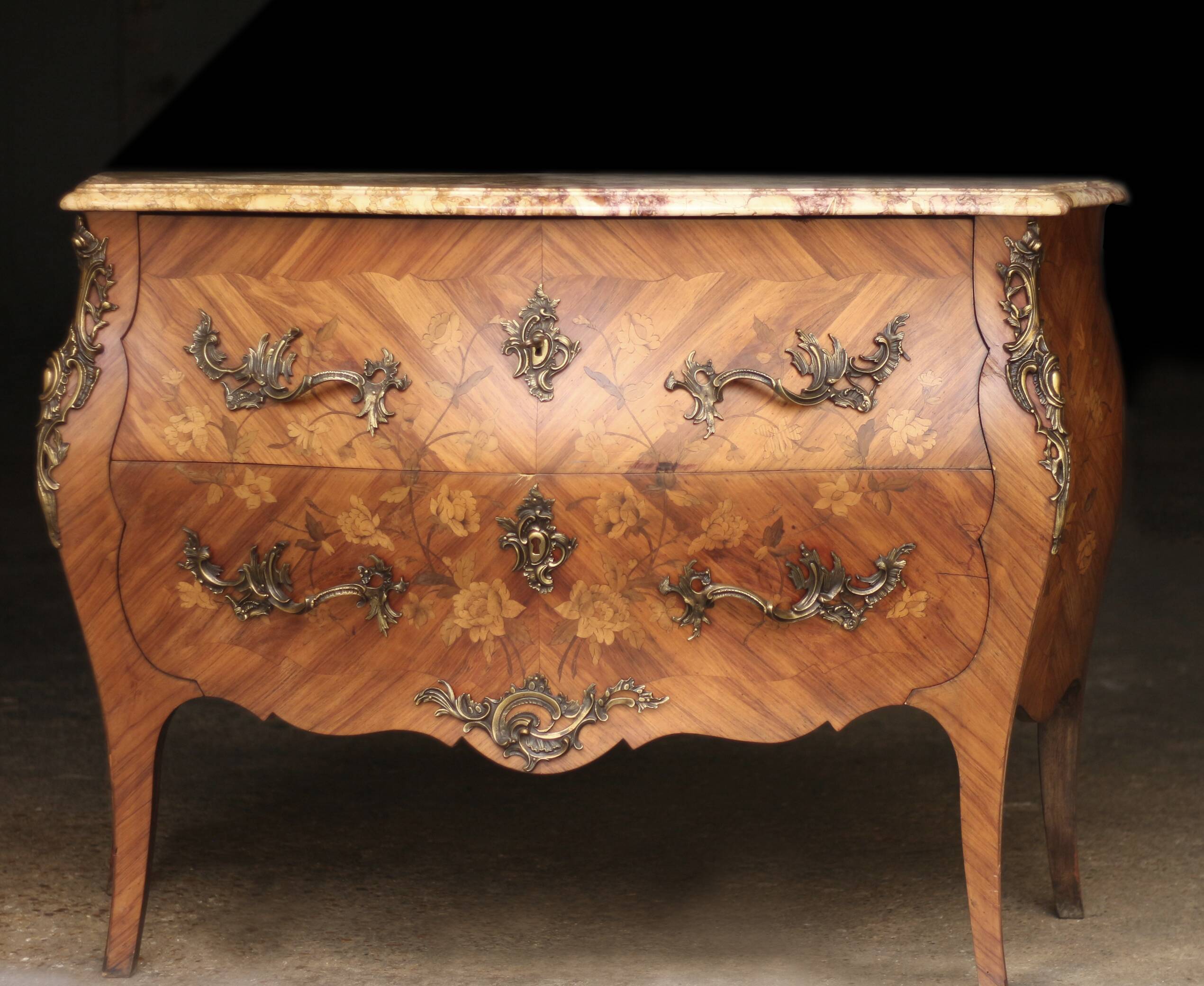 Louis XV style curved chest of drawers of very fine craftsmanship (Faubourg work)