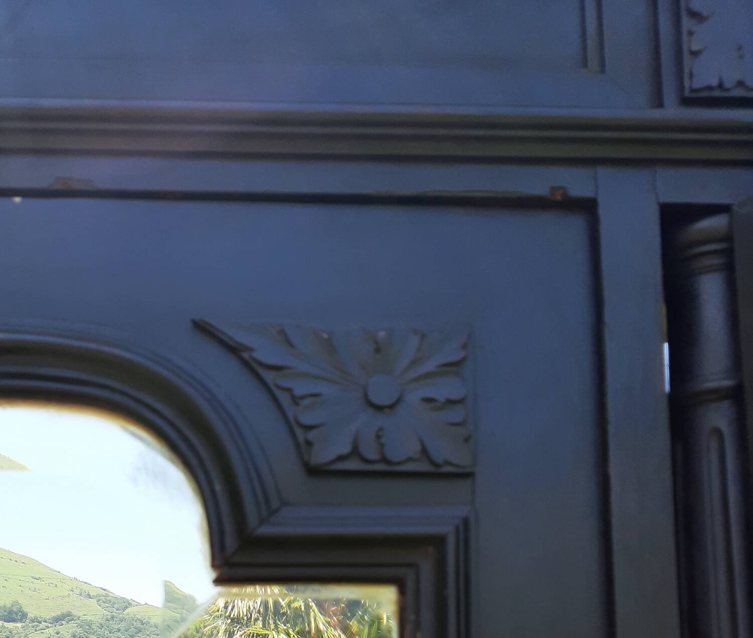 Dressmaker's cabinet with beveled triptych mirrors. (Mirror cabinet)