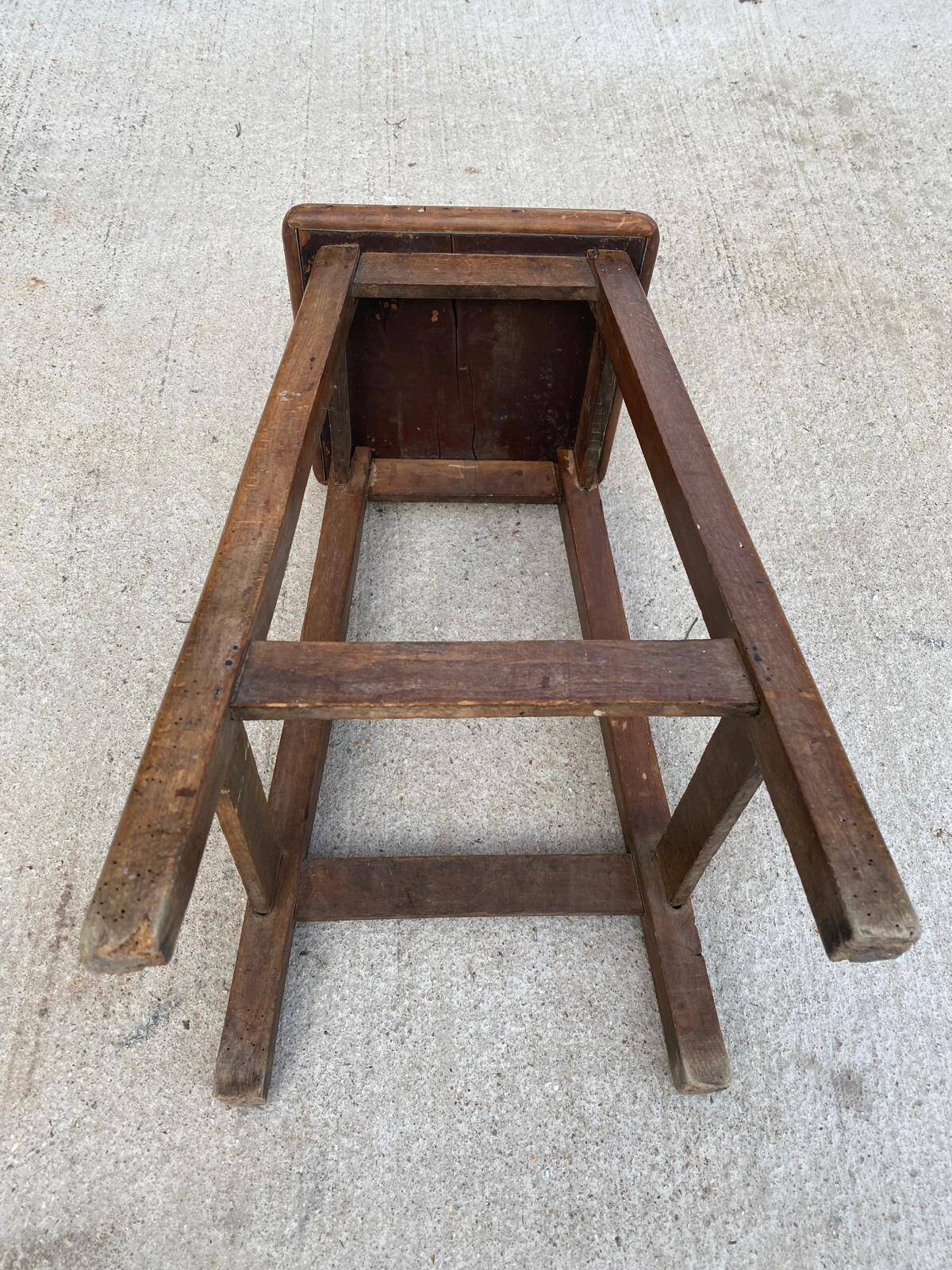High workshop stool in dark wood and grey blue linoleum 60cm