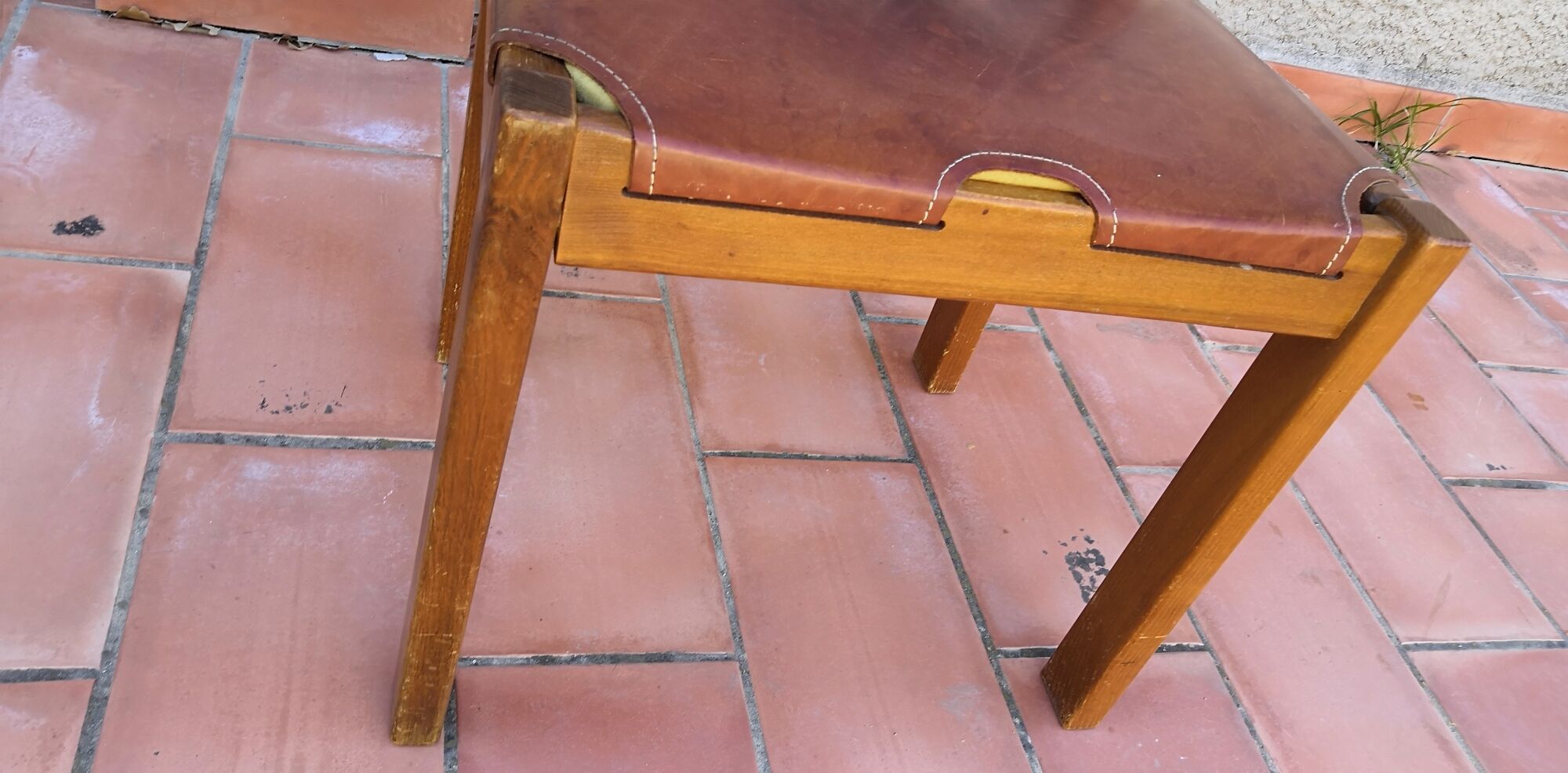 Series of 6 elm and leather chairs from the Maison Regain 60s