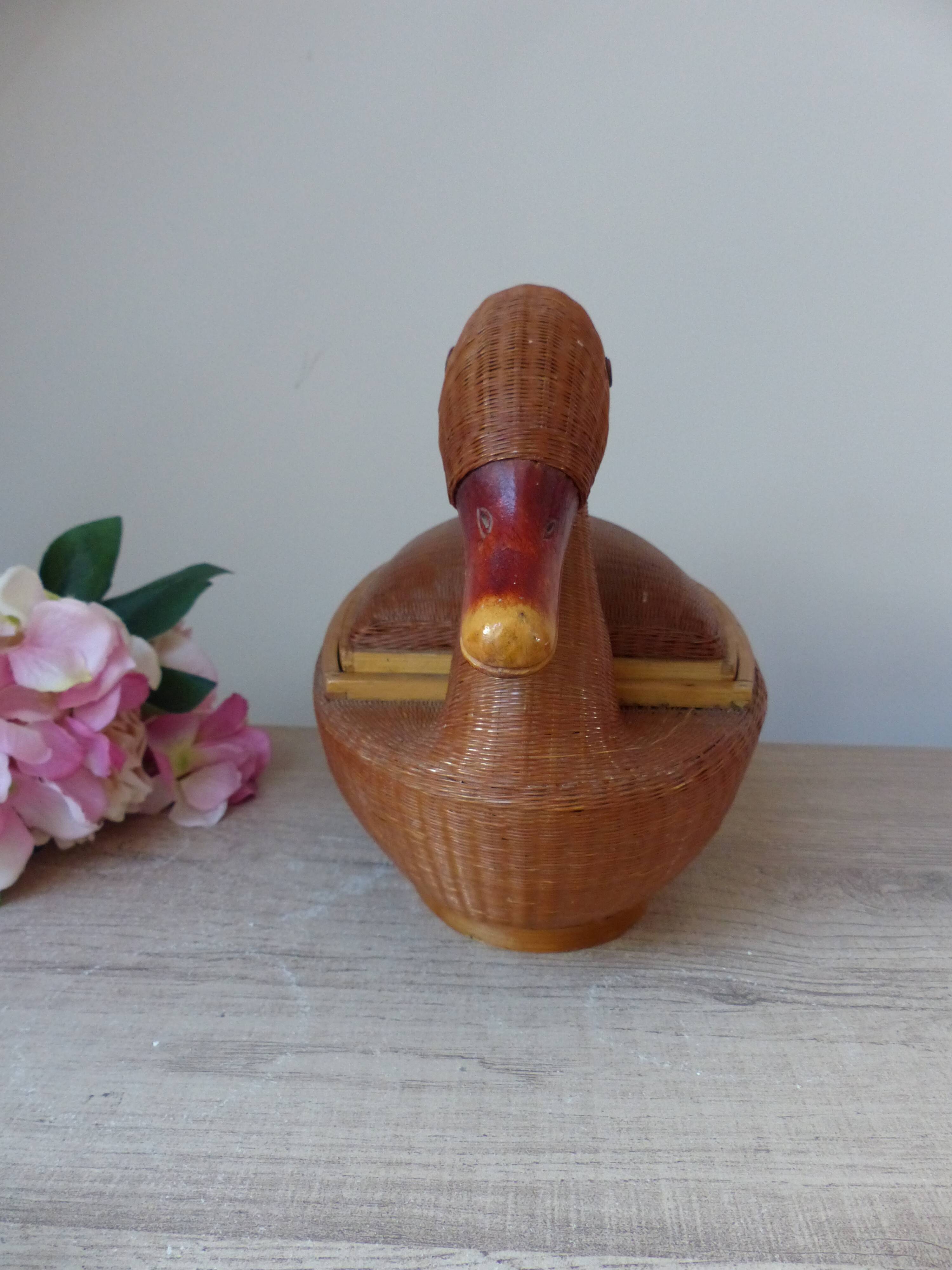 Vintage Chinese wicker duck – woven basket from the 1970s with a lid.