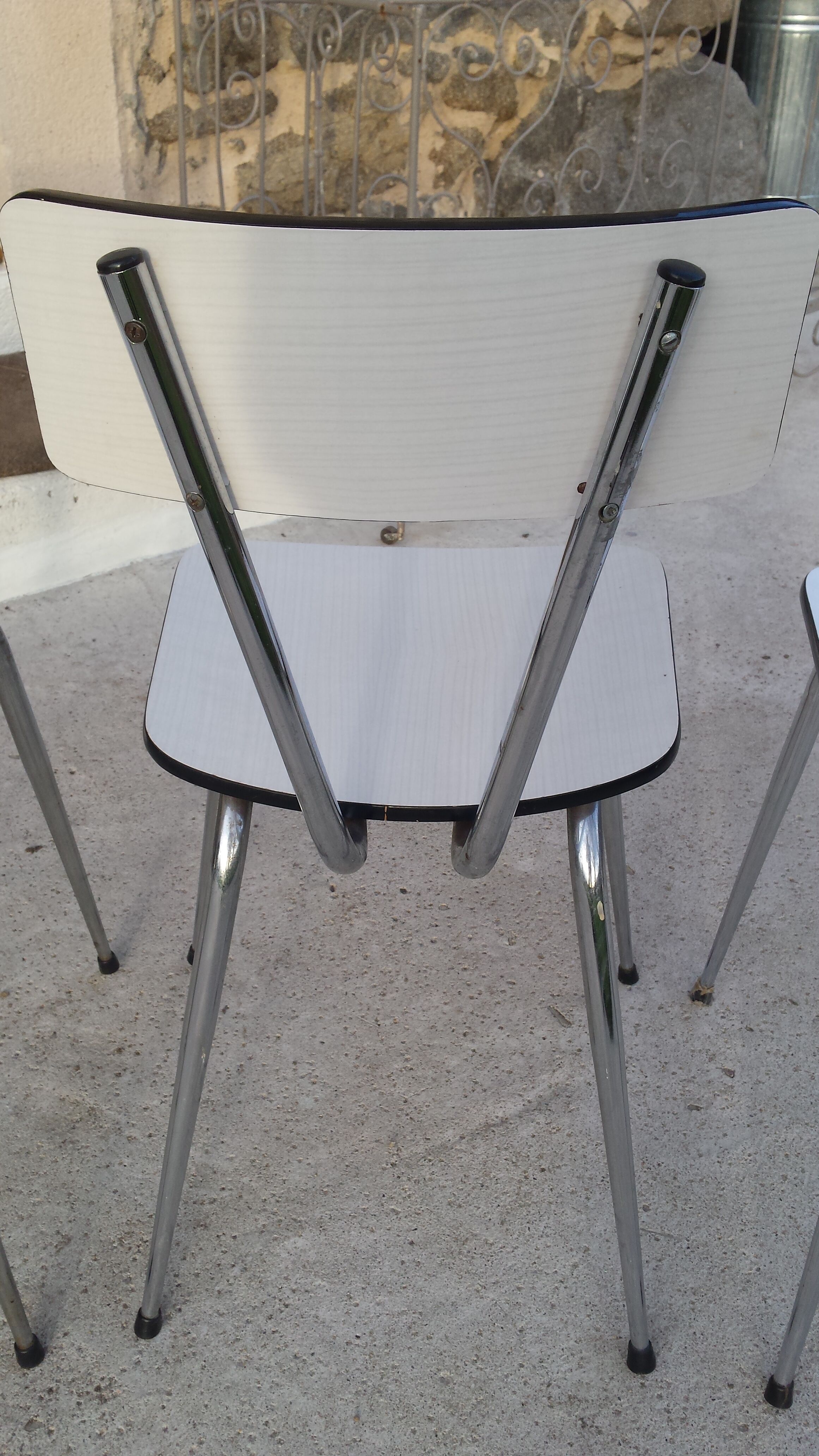 Table and 4 chairs in white formica