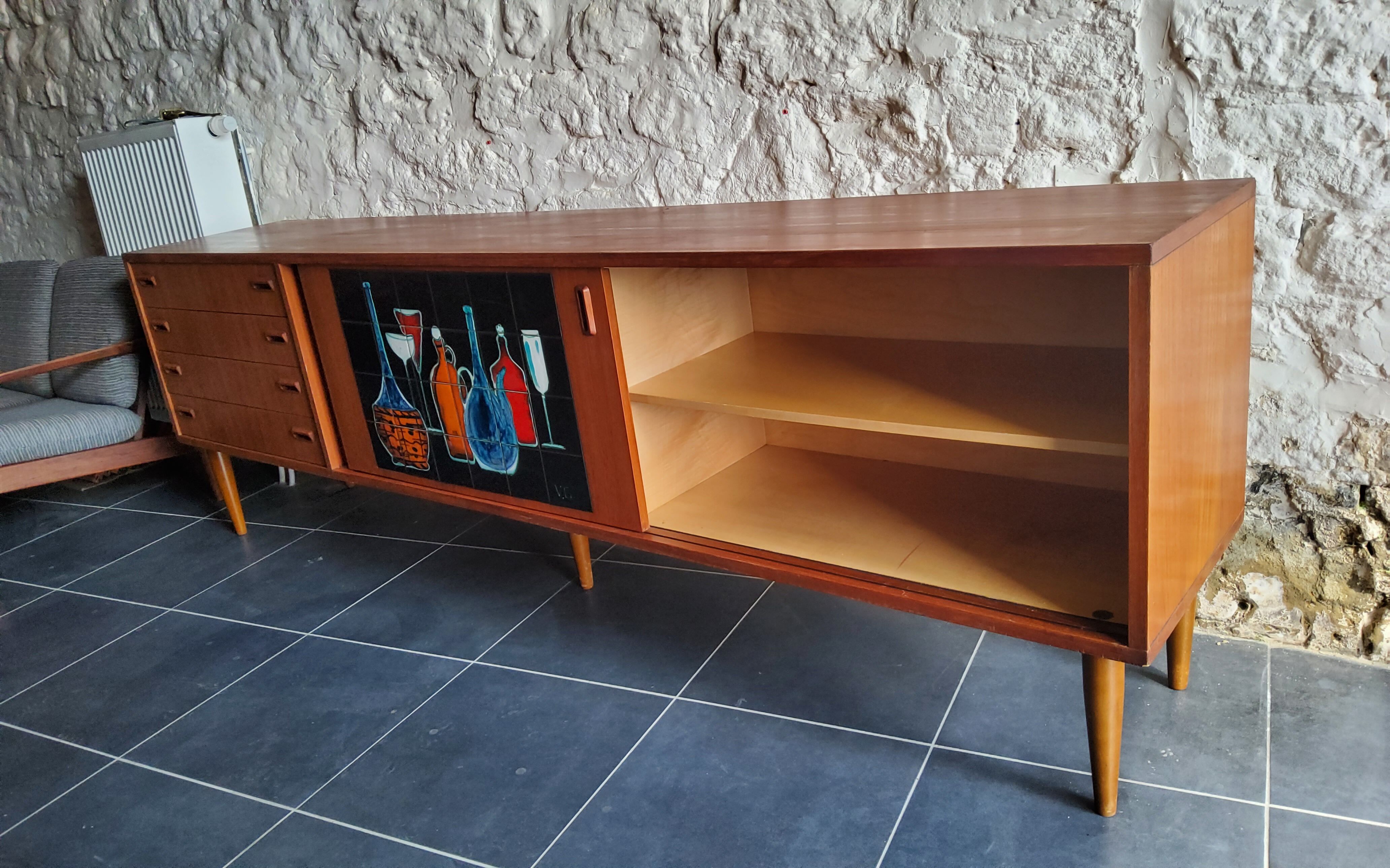 Vintage row with sliding doors and ceramic decoration