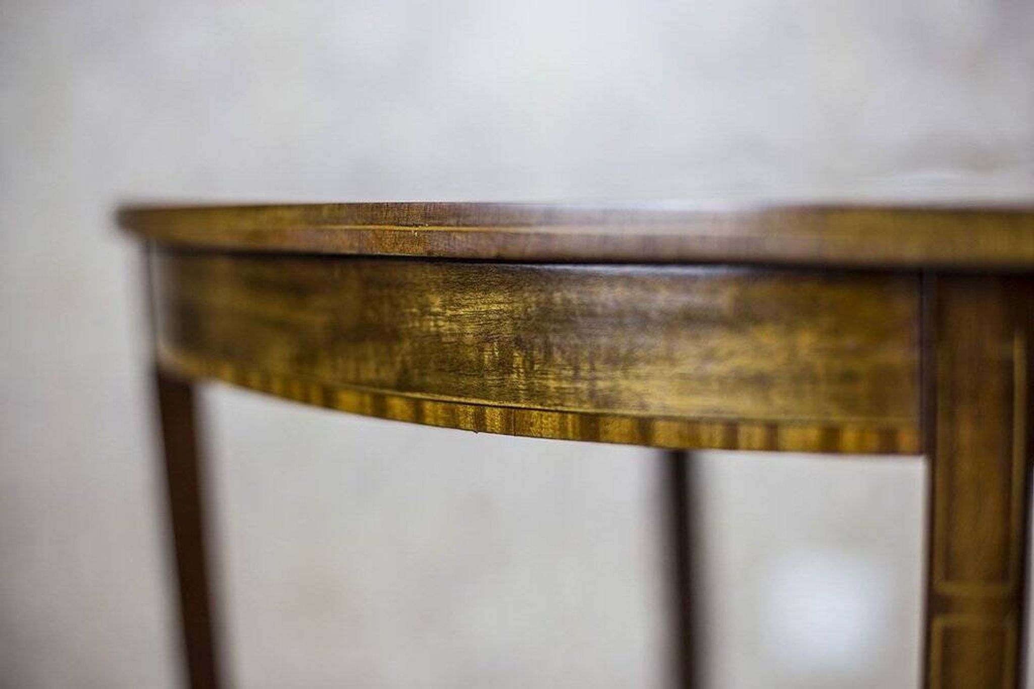 Table d'appoint ovale du 19ème siècle
