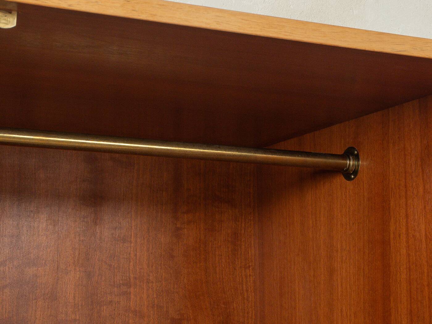 Armoire des années 1950, partiellement massive, de style scandinave, en placage noyer.