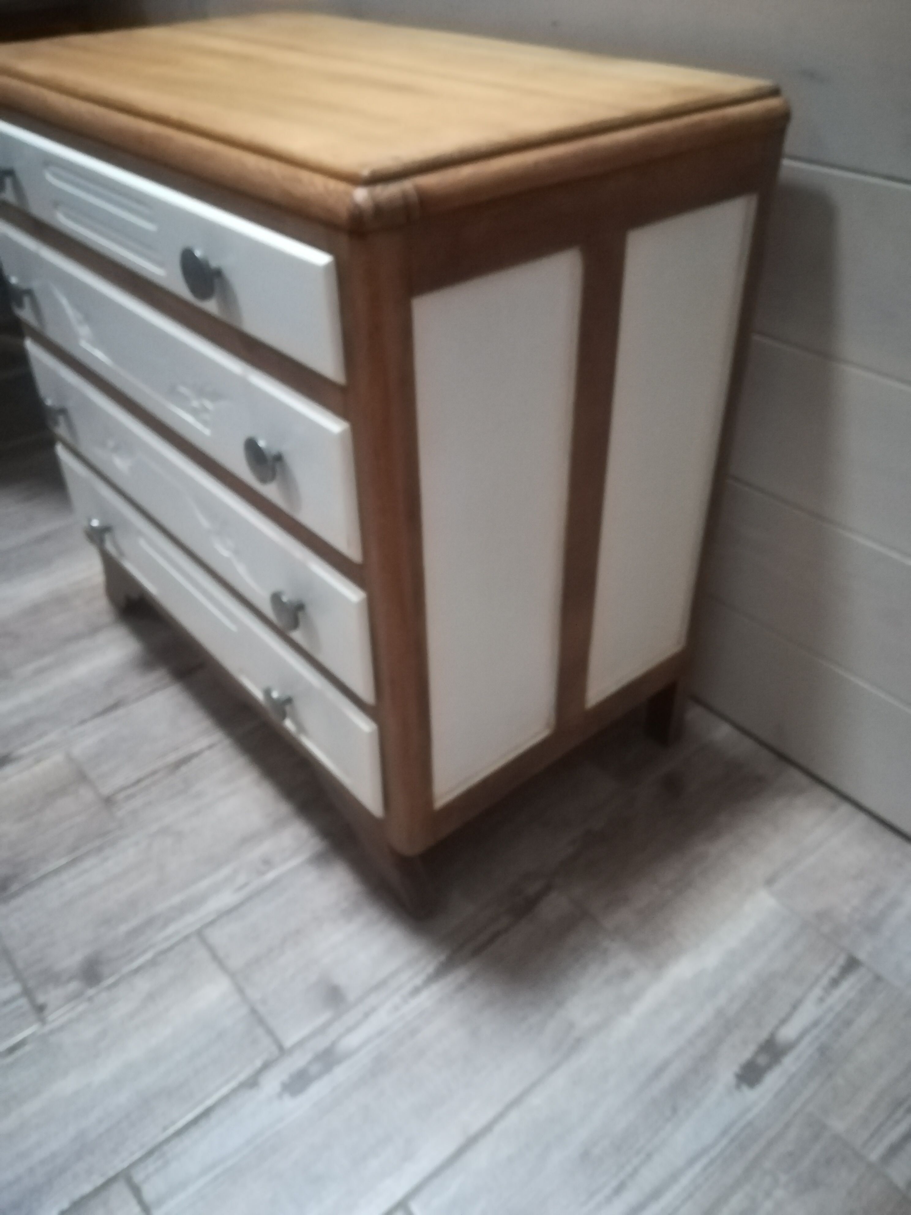 Chest of drawers