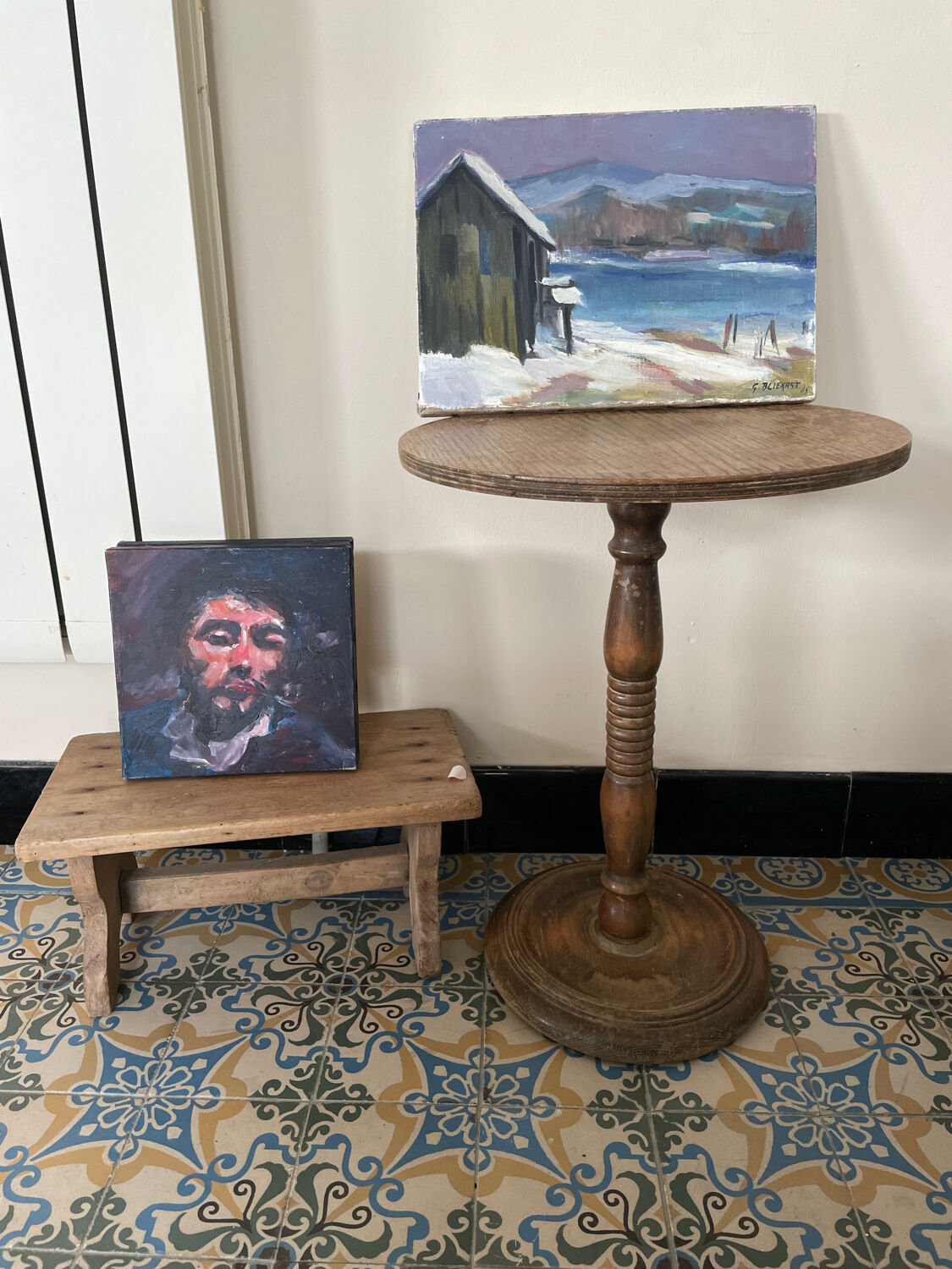 Circular pedestal table