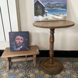 Circular pedestal table