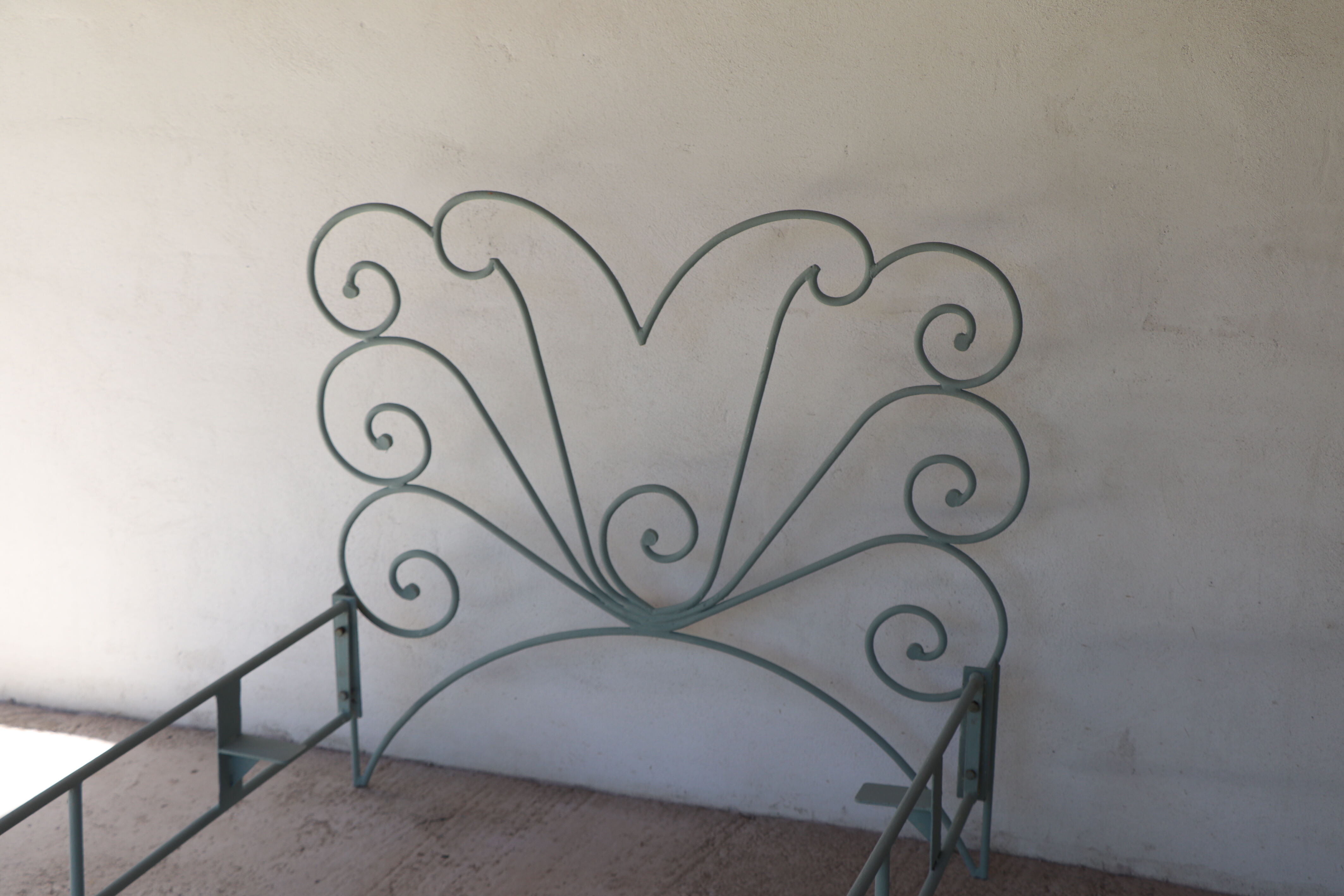 Volute wrought iron bed