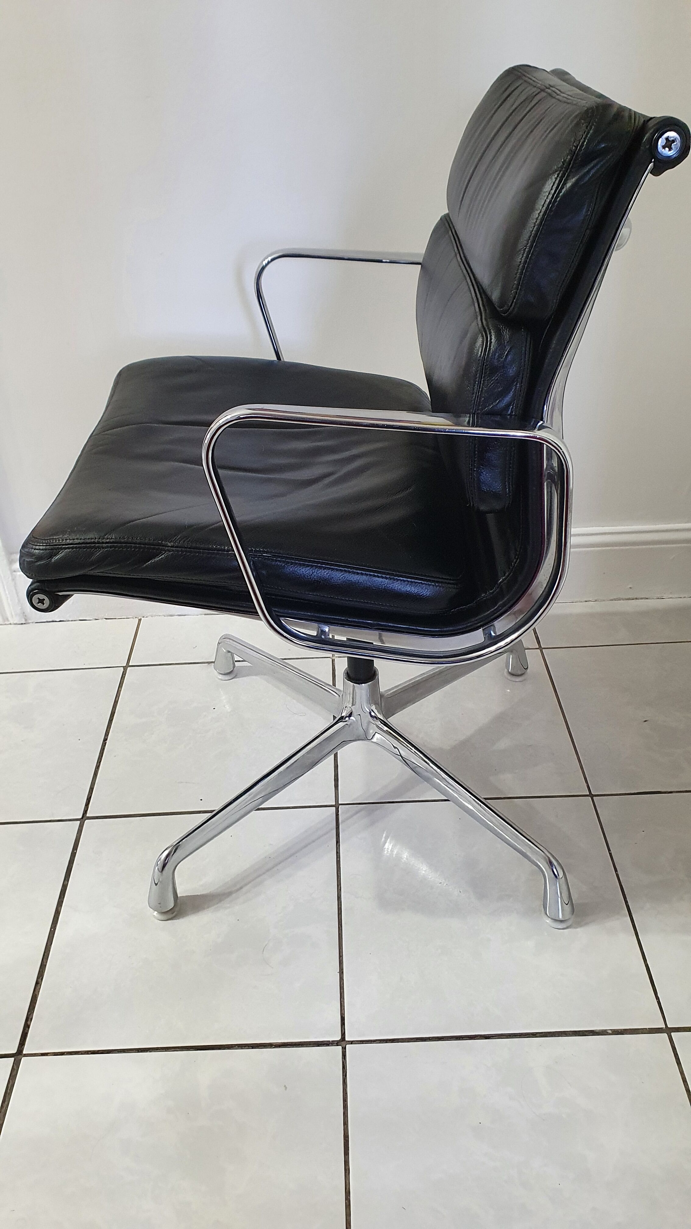 Fauteuil en cuir Softpad design Eames pour Herman Miller, années 70