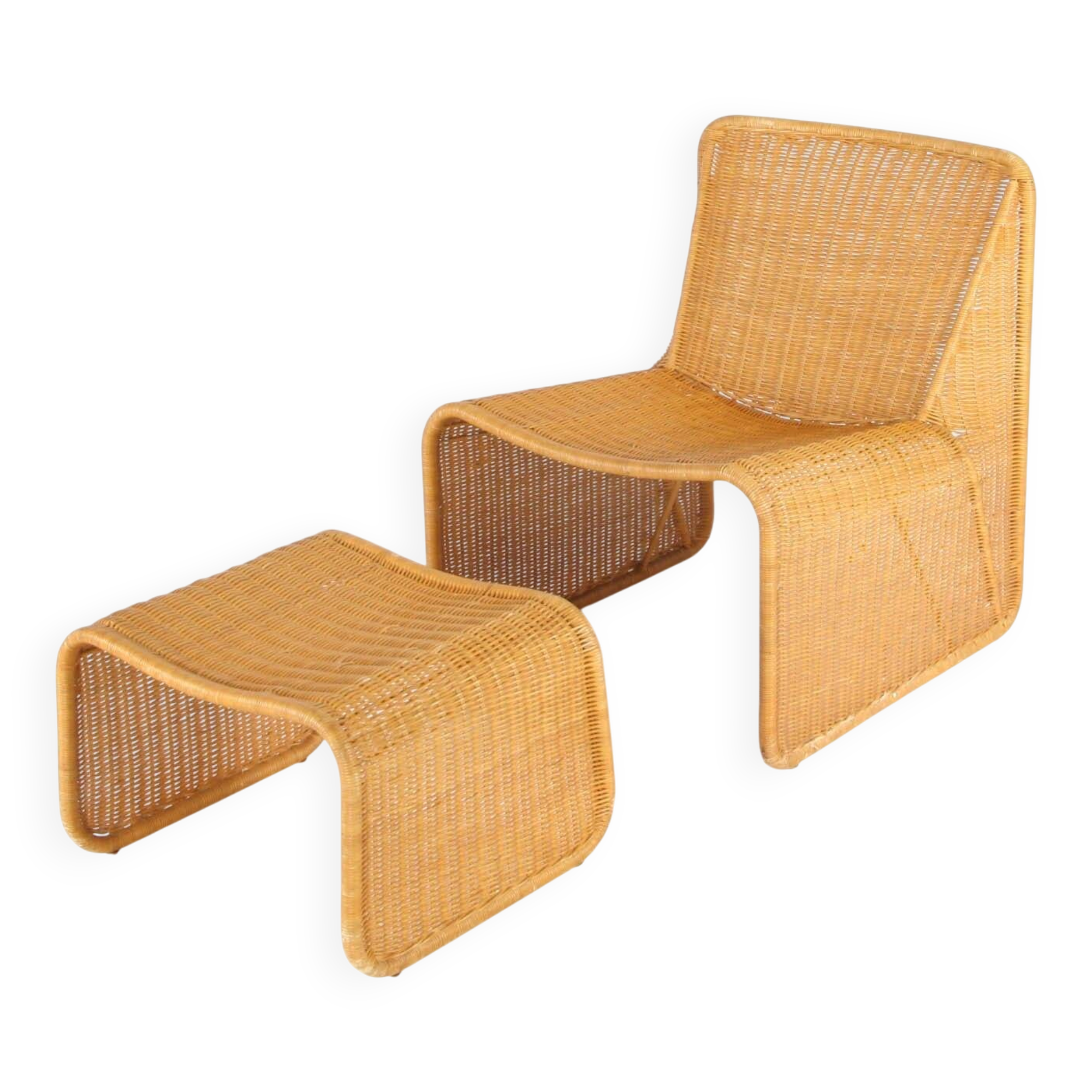Wicker accent chair and its ottoman