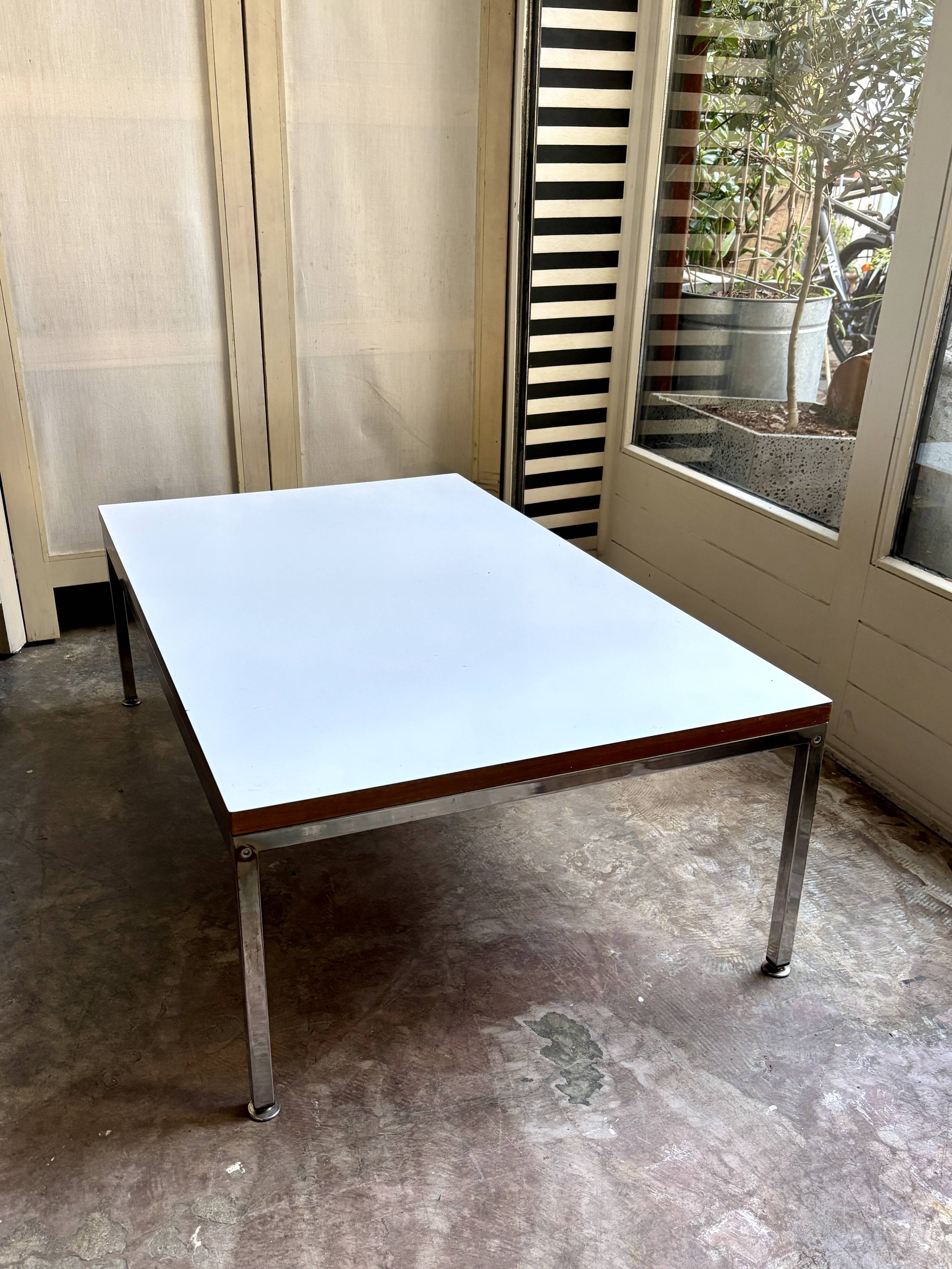 Table basse en mélaminé blanc et acier chromé