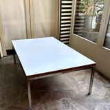 Table basse en mélaminé blanc et acier chromé