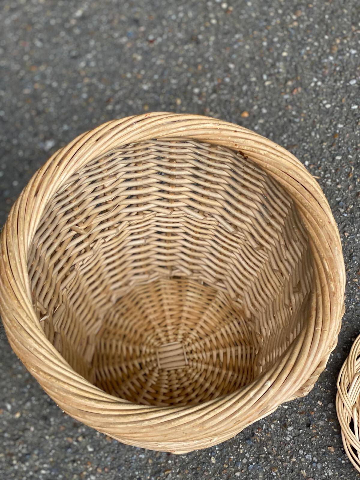 Woven laundry basket with lid made of rattan and round wicker