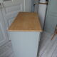 Commode 3 tiroirs vert de gris, plateau bois