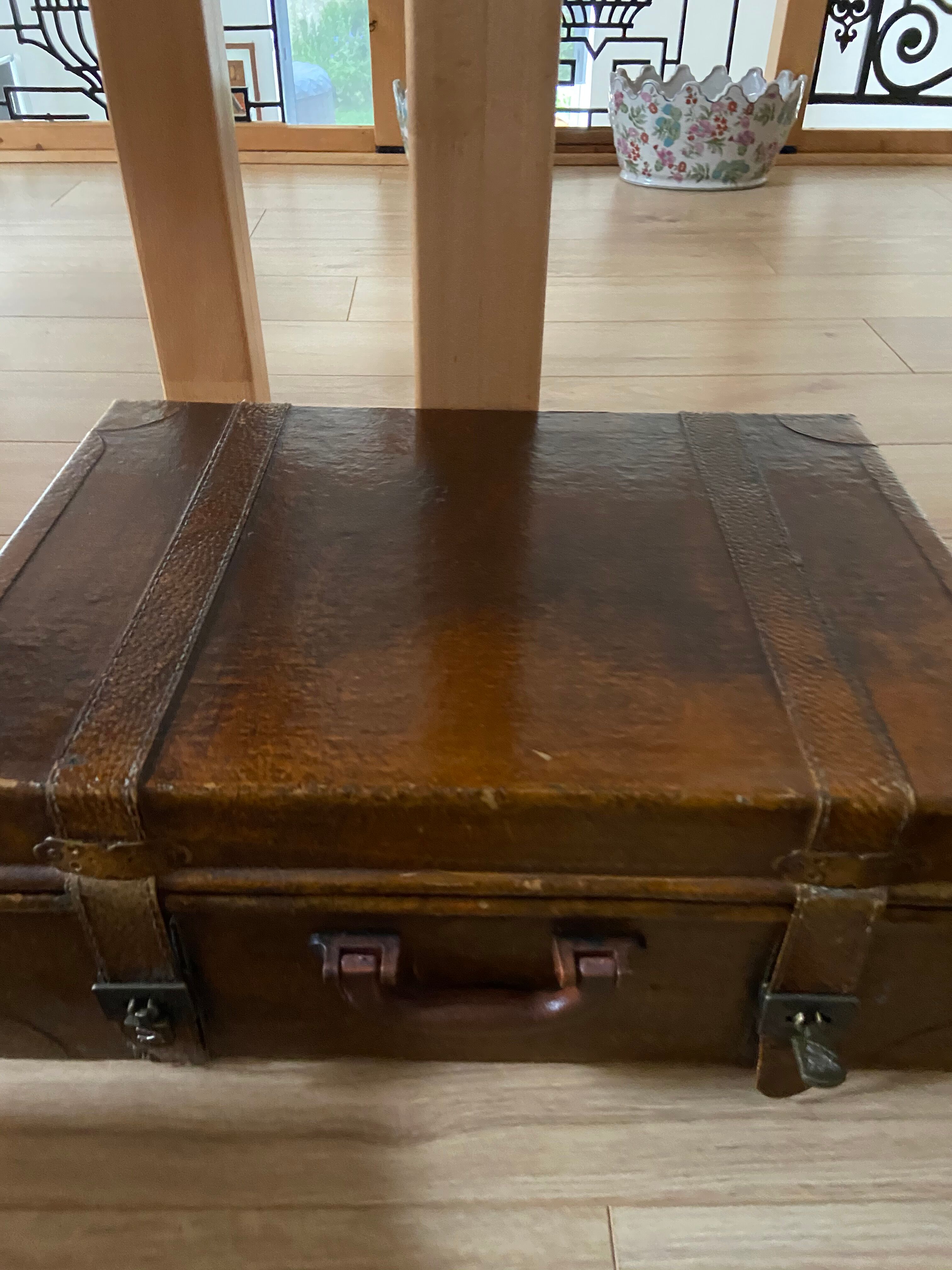 Set 3 old suitcases in papier-mâché and wood from China