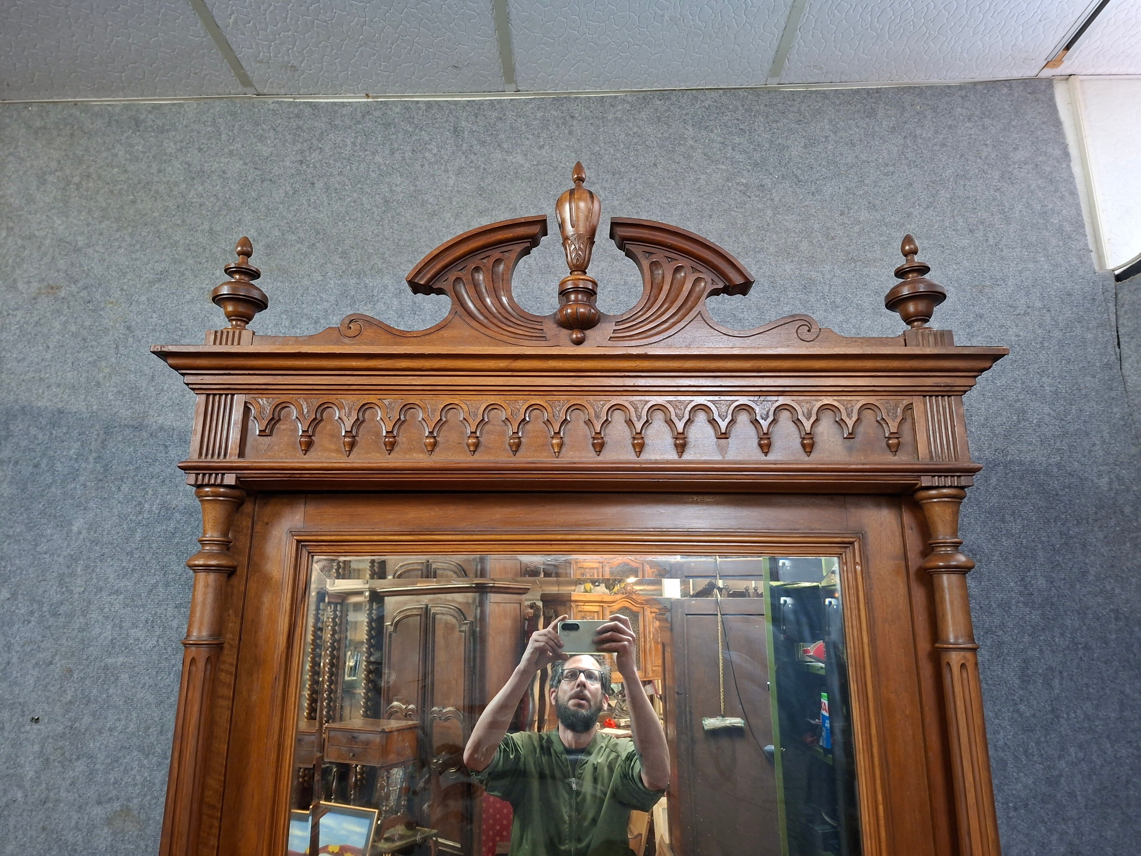 Neo-Gothic mirrored wardrobe in solid walnut – Late 19th century