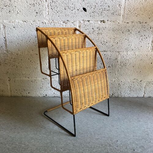 Magazine holder in rattan and lacquered metal by Raoul Guys
