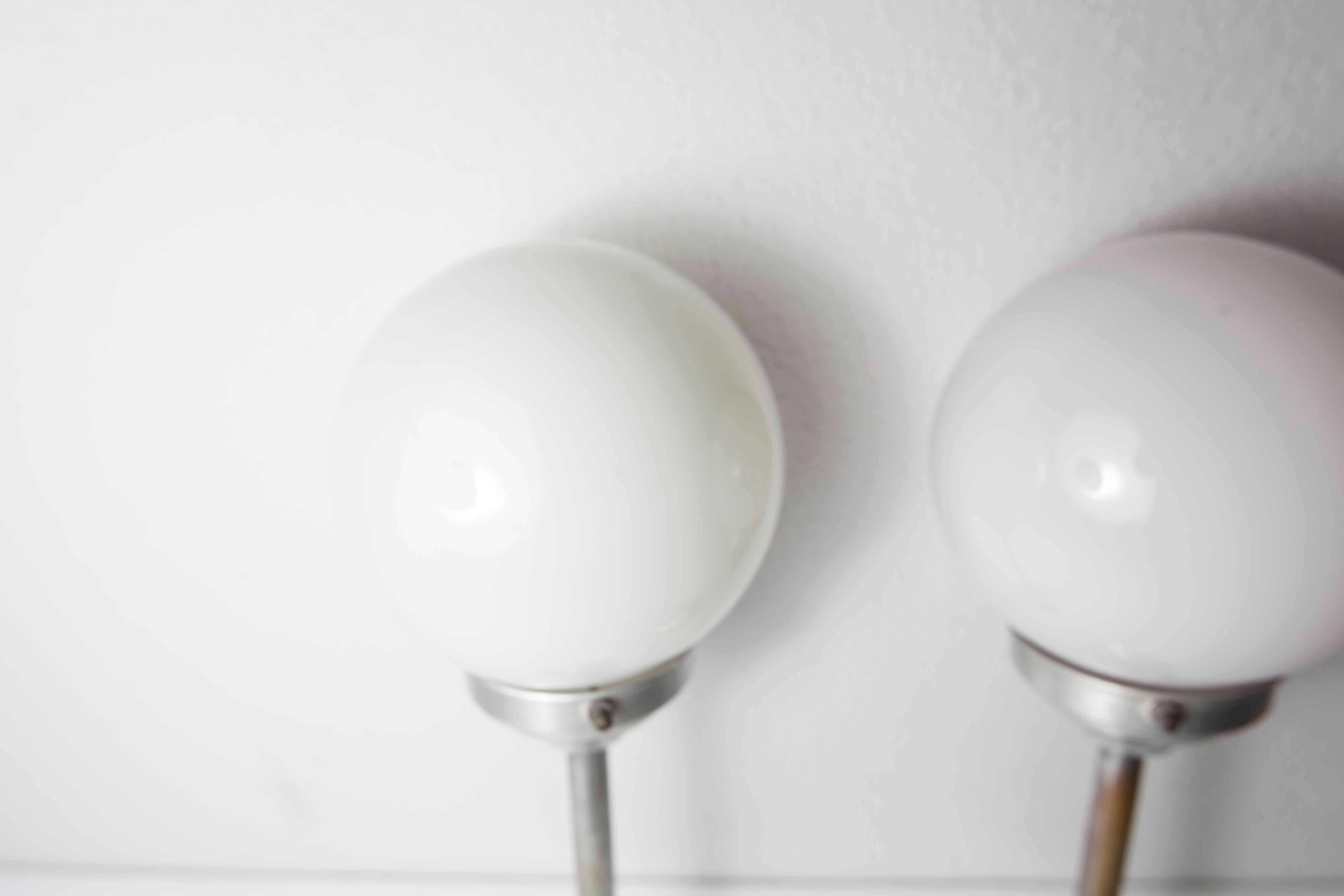 Paire de plafonnier boule 1950 chrome et opaline blanche