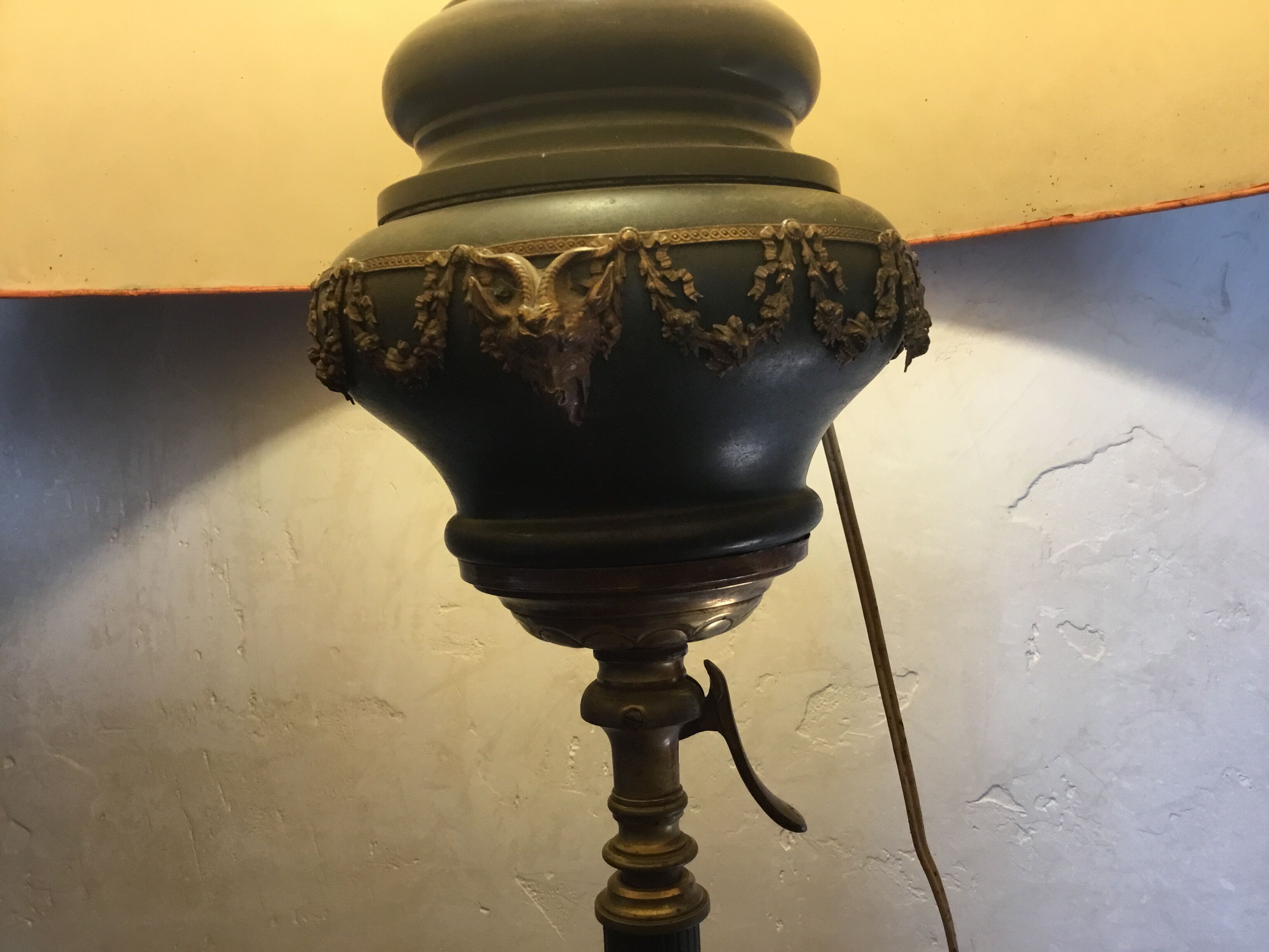 Healing-Lampadaire Side table decoration in bronze head and feet of goats