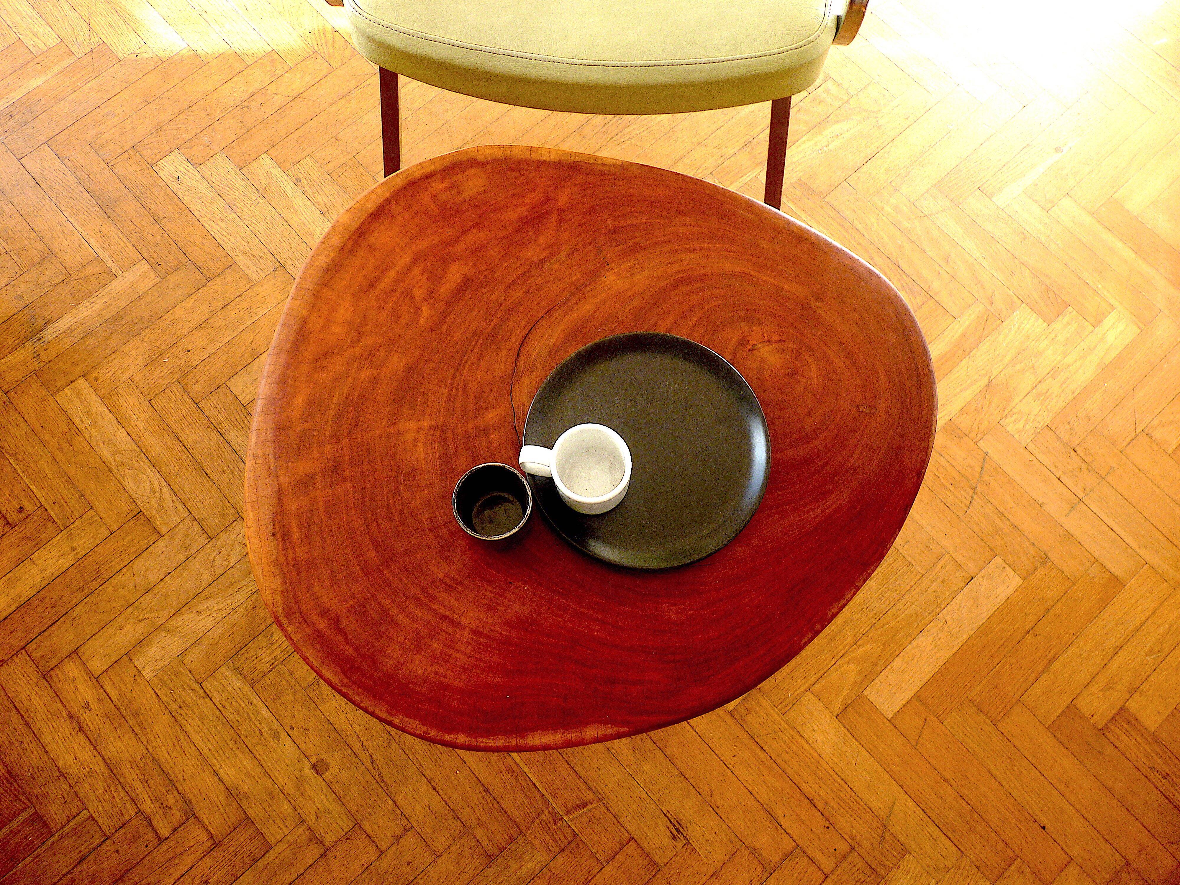 Table basse en bois de neem cuivré aspect coquillage