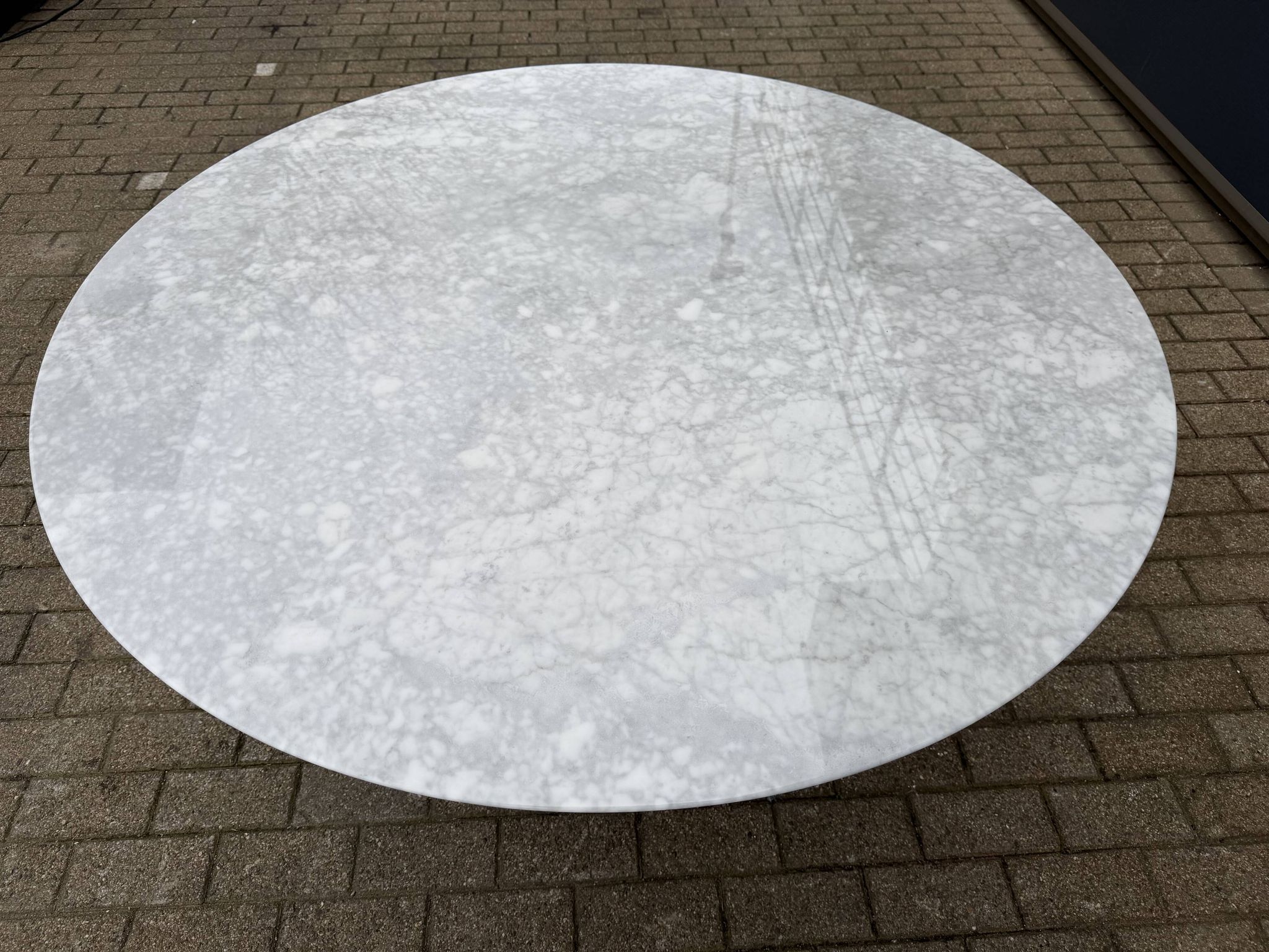 Original round dining table Knoll Tulip (137cm) Carrara
