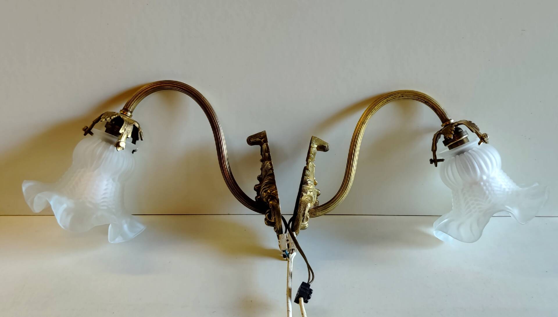 Swan neck wall lights in bronze and glass - early 20th century.