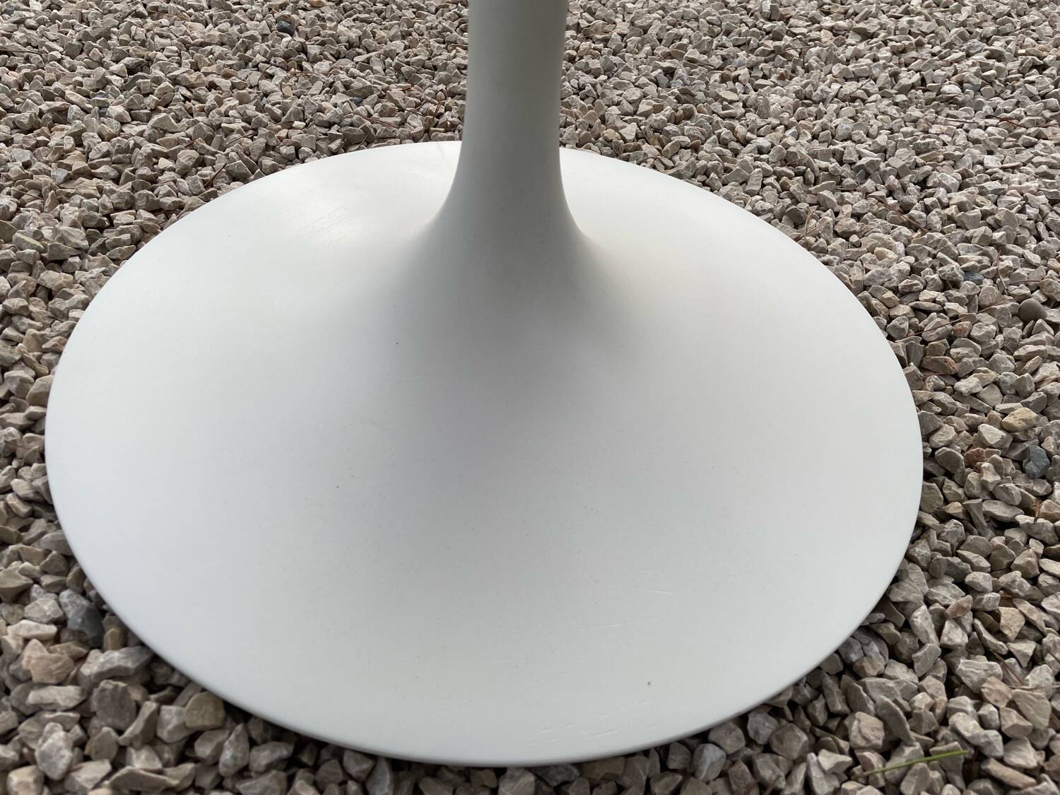 Small Knoll pedestal table - Saarinen